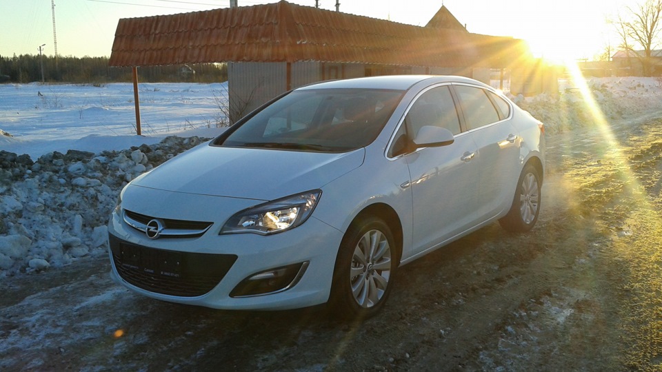 Opel Astra j седан белый