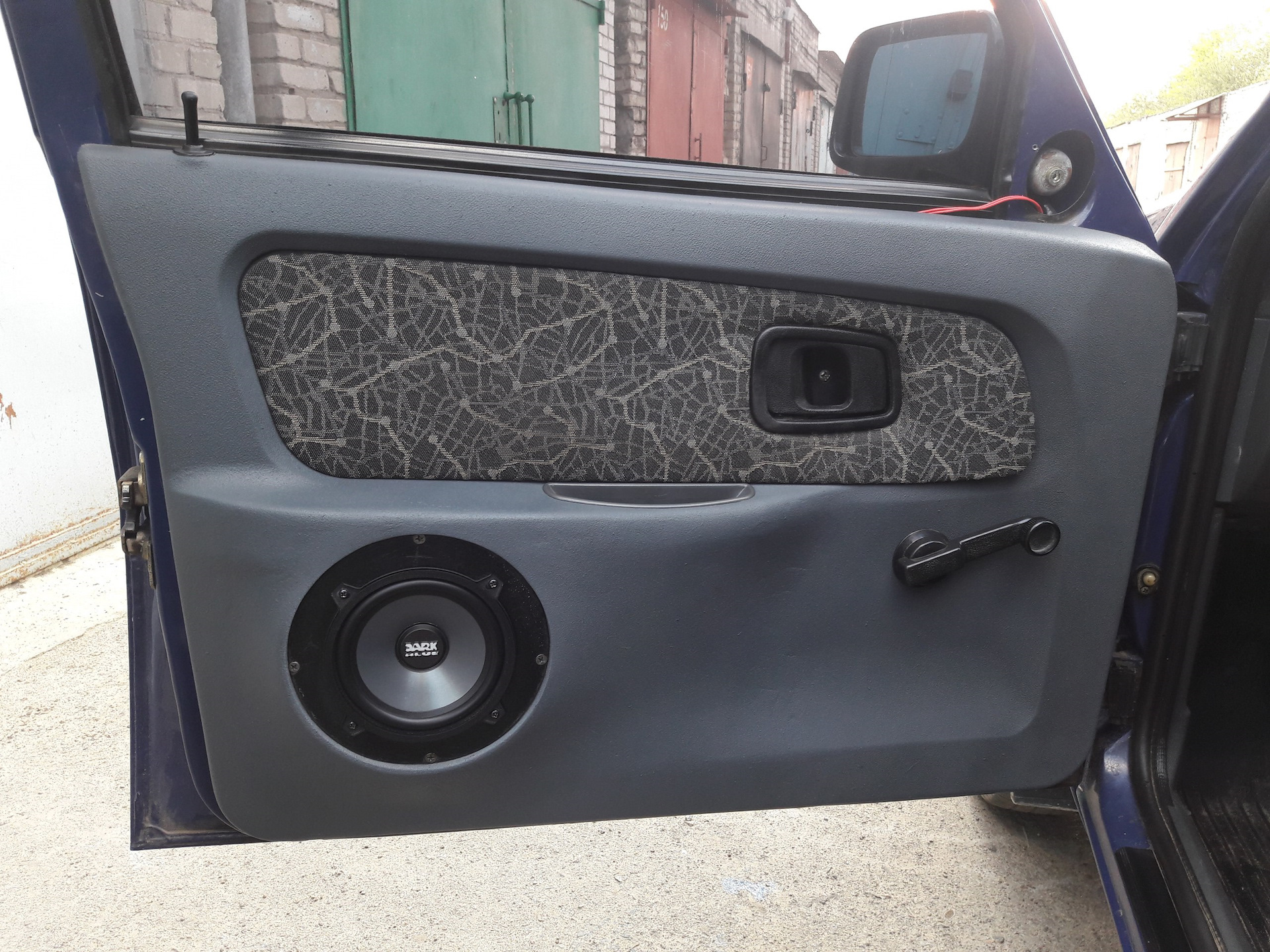 Колонки 16 см в шевроле нива. 20 динамики шевроле круз. Динамики в карты дверей. Дверные колонки ауди 80 б4. Bmw e36 подиумы.
