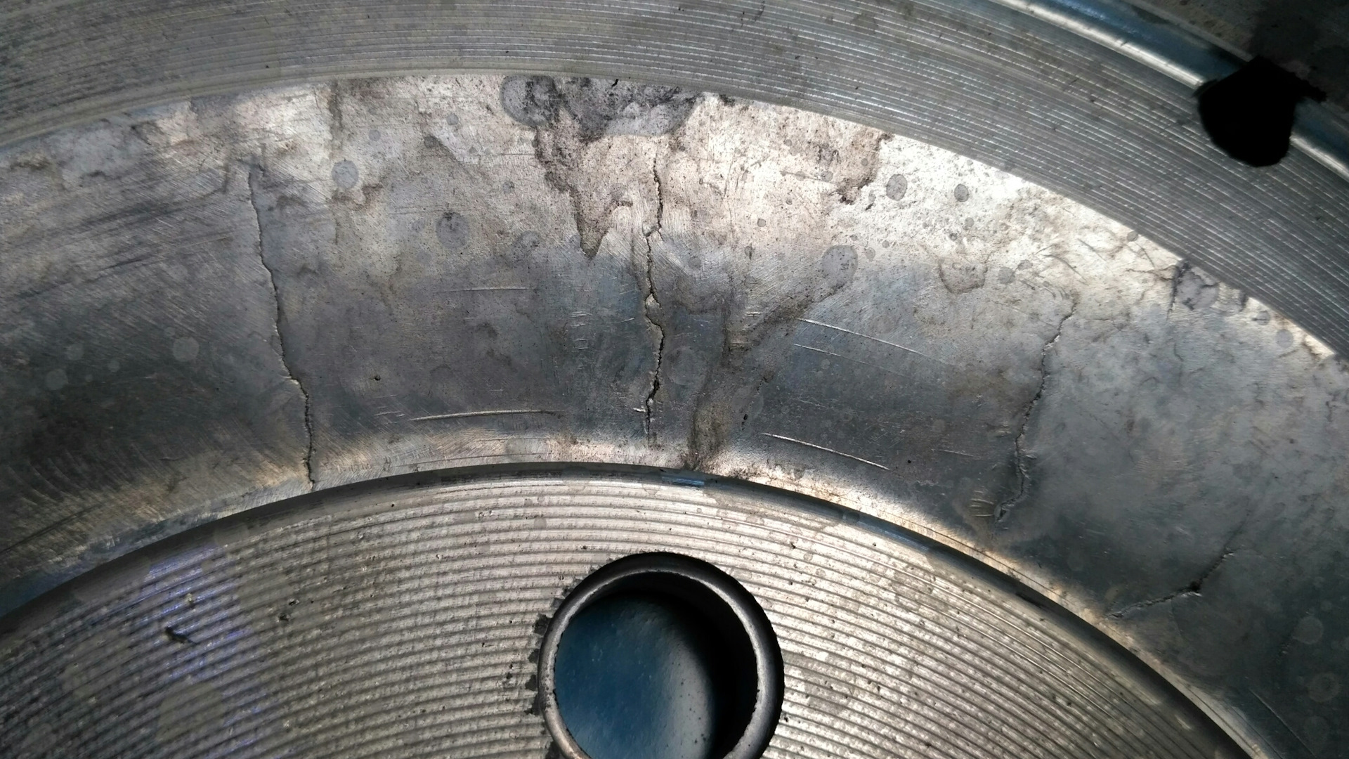 Микро трещины. Трещина на тормозном барабане. Закалочные трещины. Трещина на диске колеса. Трещины на поверхности трубы.