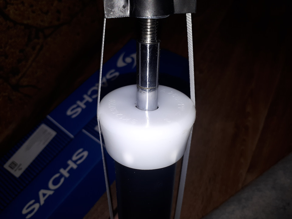 А вот как доработаны стойки чтоб пыльники не бренчали о стойку — Chevrolet Cruze (1G)