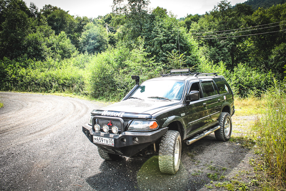 рядом находятся сооружения одной структуры… — Mitsubishi Montero Sport (1G)
