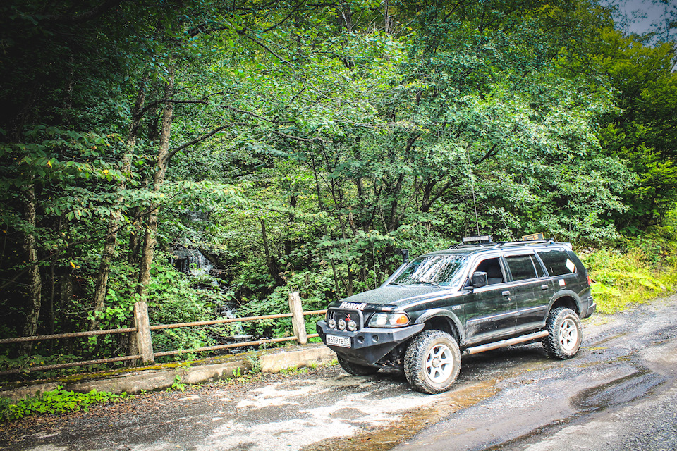 в районе родничка…набираем горной воды — Mitsubishi Montero Sport (1G). Found on photo: 06S918