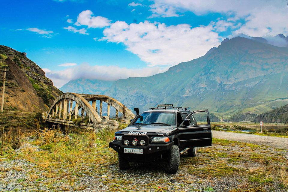 Спустились в Дарьяльское ущелье… — Mitsubishi Montero Sport (1G)