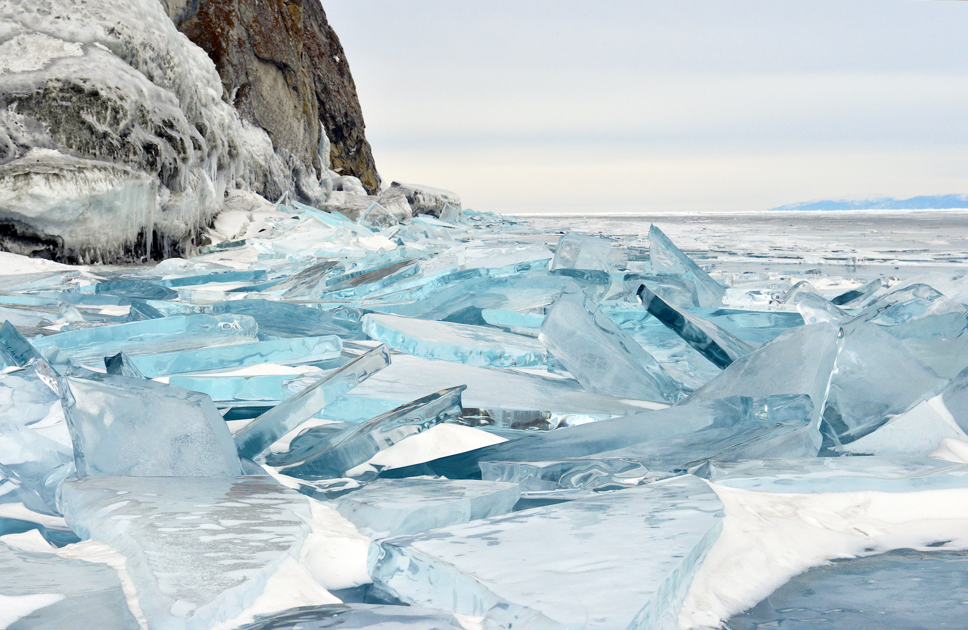 Зимний Байкал прозрачный лед