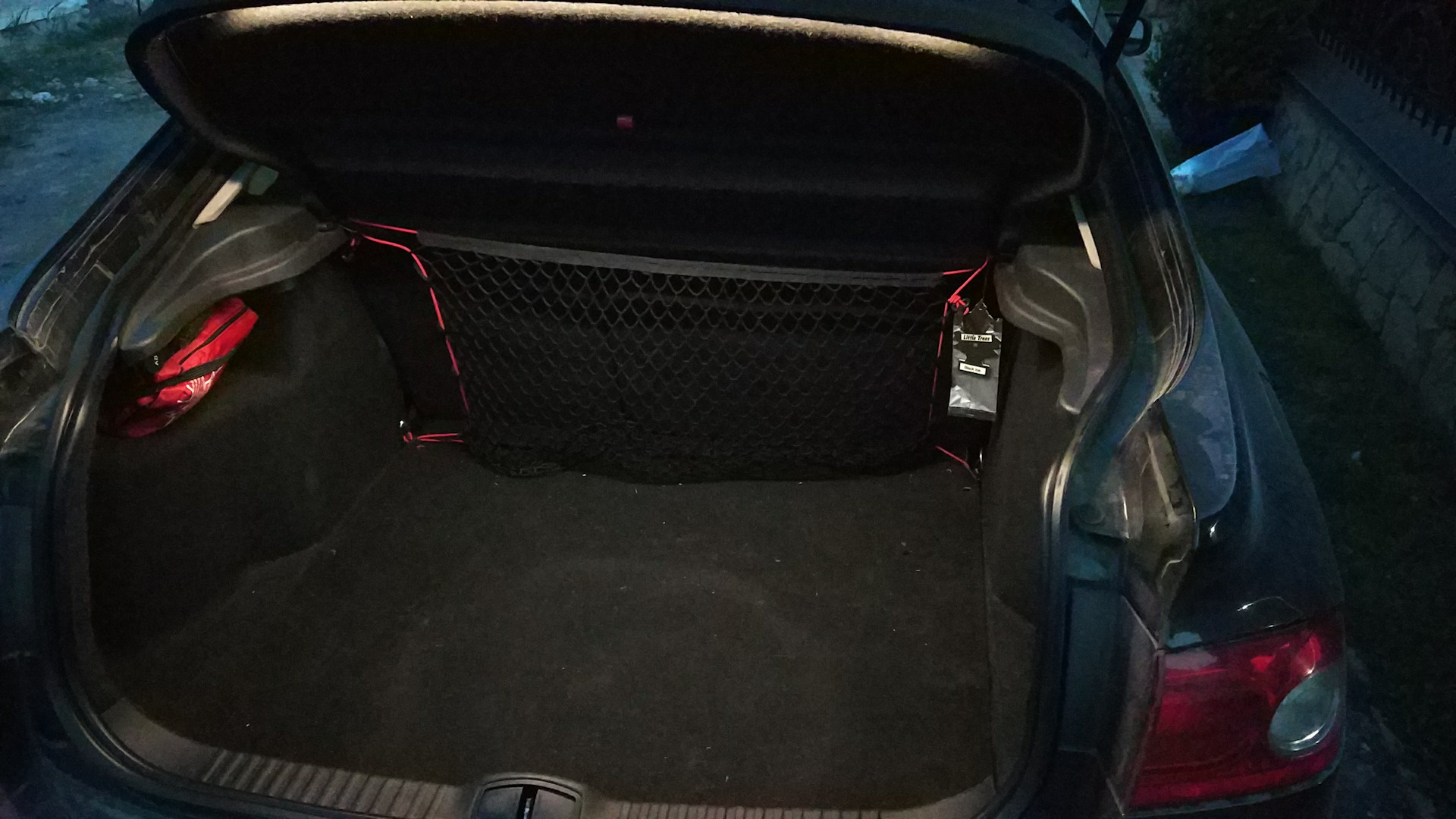 Штучки которые держат багажник. Багажник драйв 2. Багажник драйв 2. Порядок в багажнике. Багажник драйв 2.