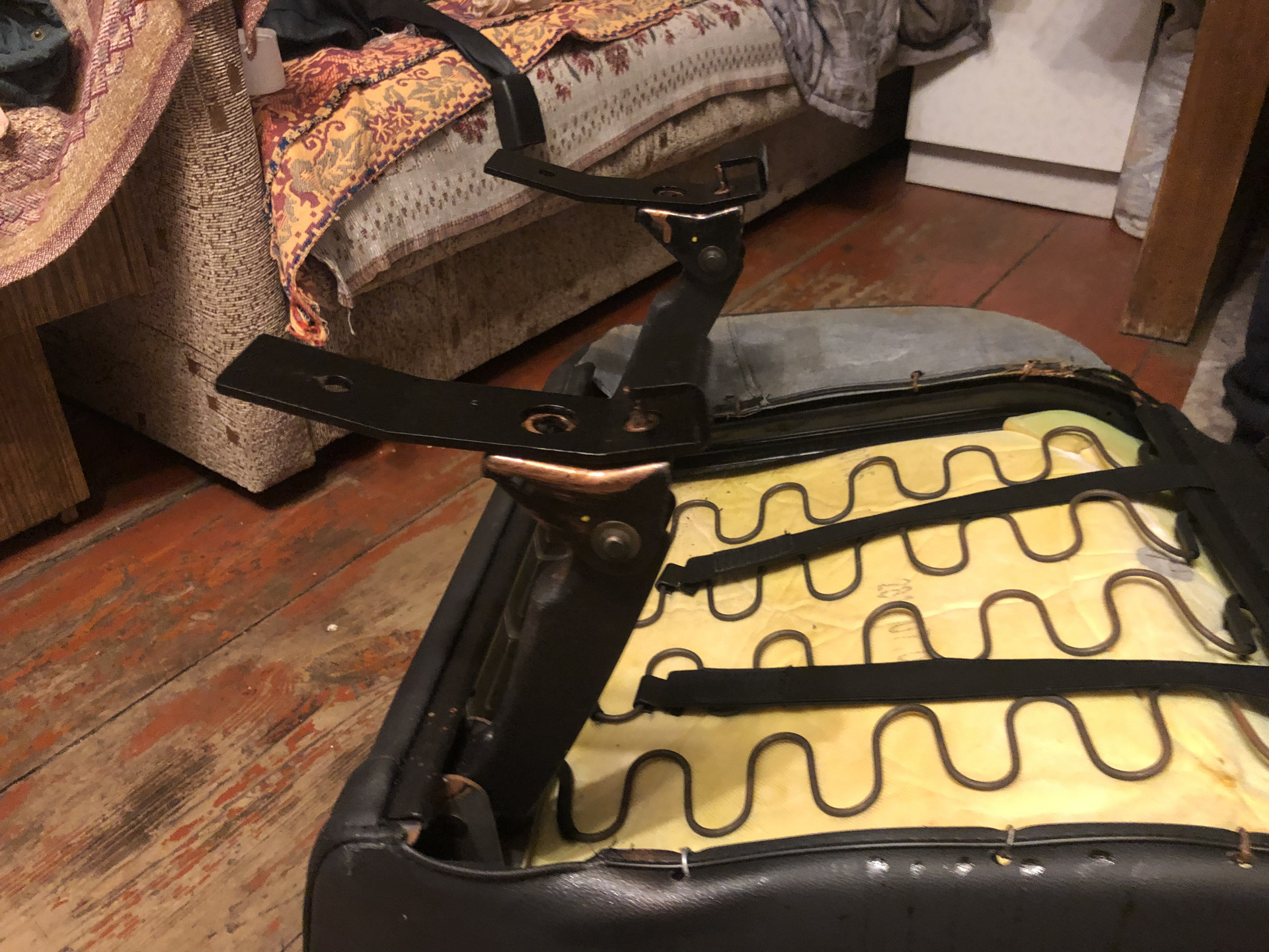 Сдвиг сидений кайрон. Облицовка переднего сиденья рекстон. Комплект для сдвига задних сидений кайрон. Крепление треугольника кайрон. Смотровой люк под задним сиденьем рекстон.