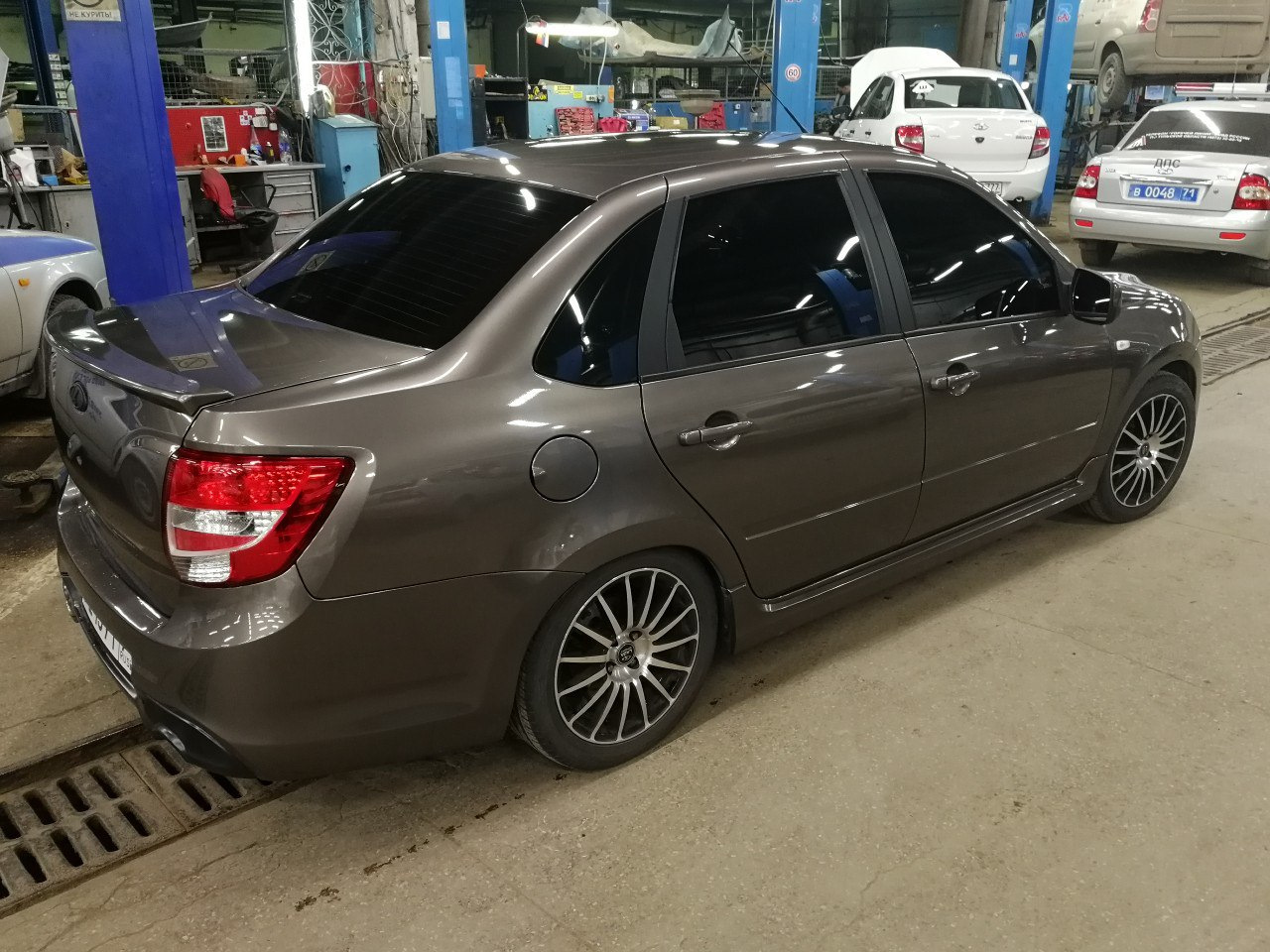 Коричневая гранта спорт Sarma-Auto.ru