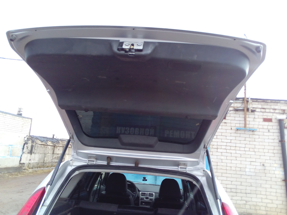 Дверь багажника приора универсал. Приора универсал грузоподъемность багажника. Поперечина задка багажника Приора универсал 2171.