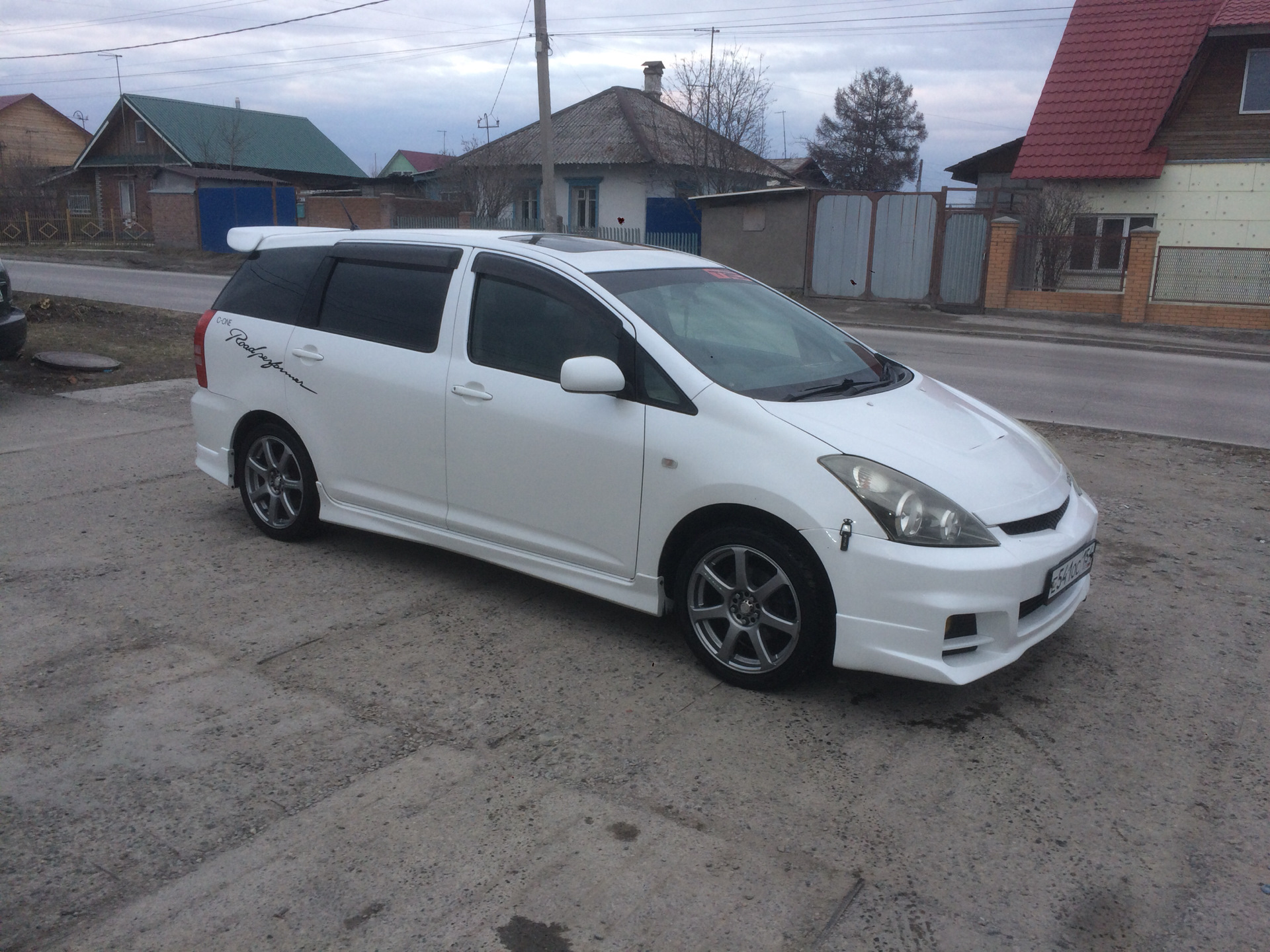 Тойота виш белый. Тойота Виш 2004. Тойота Виш 10. Toyota Wish r18. Toyota Wish 2004 колеса.