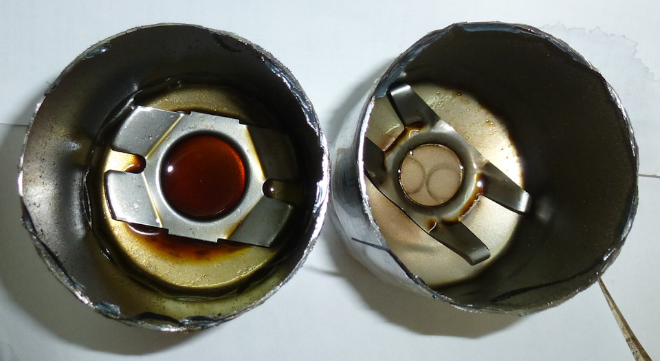 Дно корпусов фильтров. На невском (справа) 2 кружочка — следы от установленных на дне магнитов…наностружку собрали=) — Mitsubishi Lancer IX