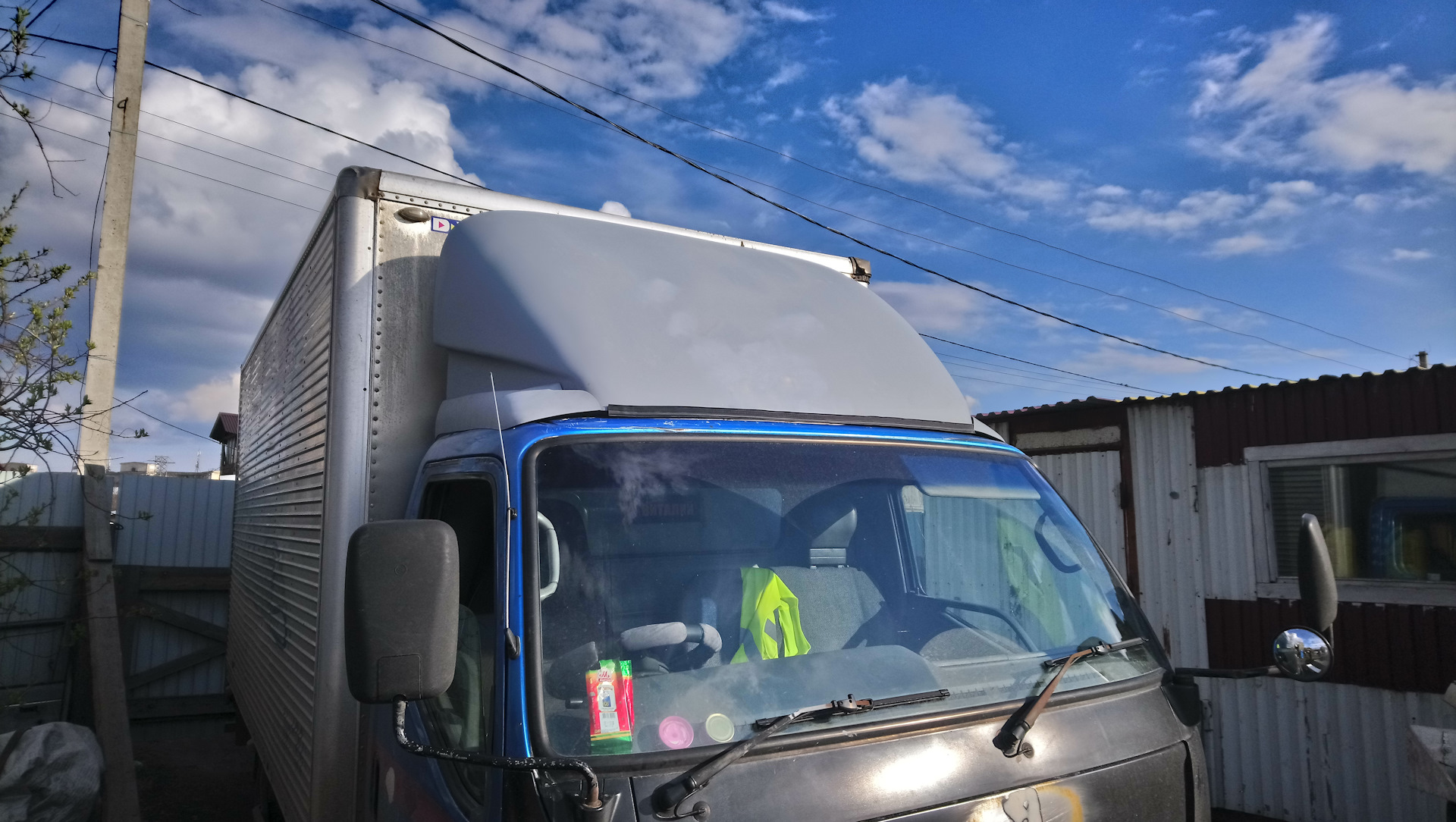 Багажник на крышу митсубиси кантер. Обтекатель исузу эльф. Обтекатель на fuso canter. Спойлер кантер. Спойлер кантер.