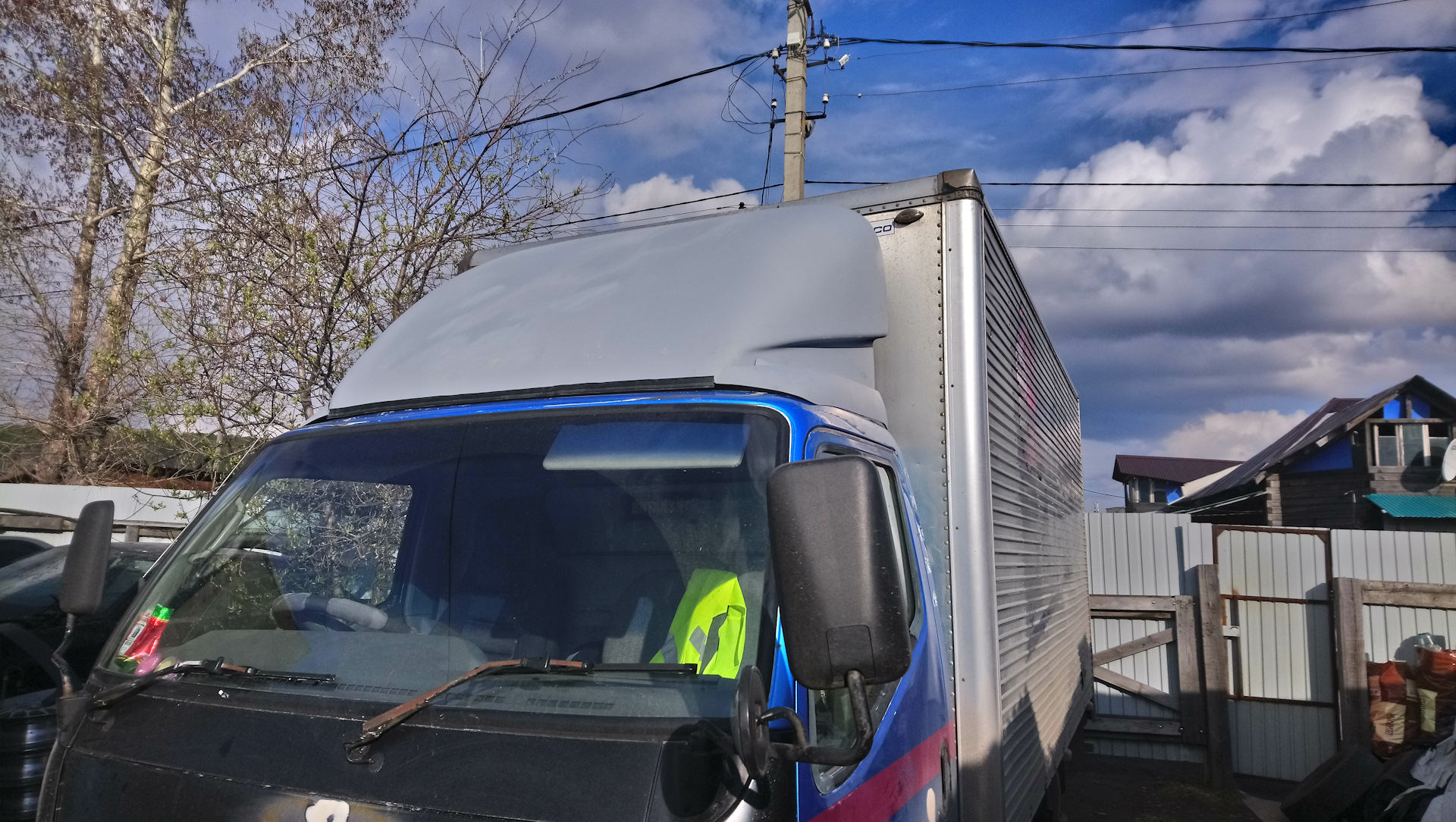 Mitsubishi canter 2001 года. Mitsubishi canter 2000. Спойлер кантер. Спойлер на митсубиси фусо. Спойлер кантер.