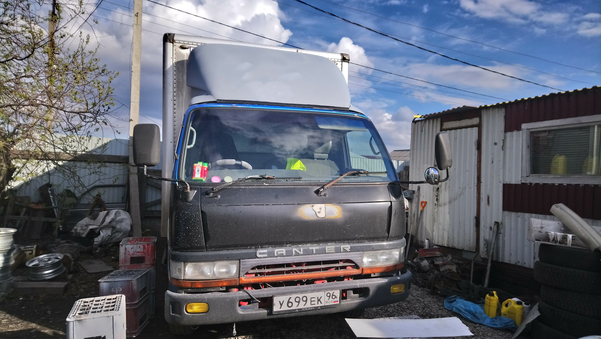 Mitsubishi fuso canter рефрижератор. Козырек на крышу кабины кантер 2006г. Спойлер кантер. Спойлер на крышу исузу эльф. Mitsubishi canter самосвал.