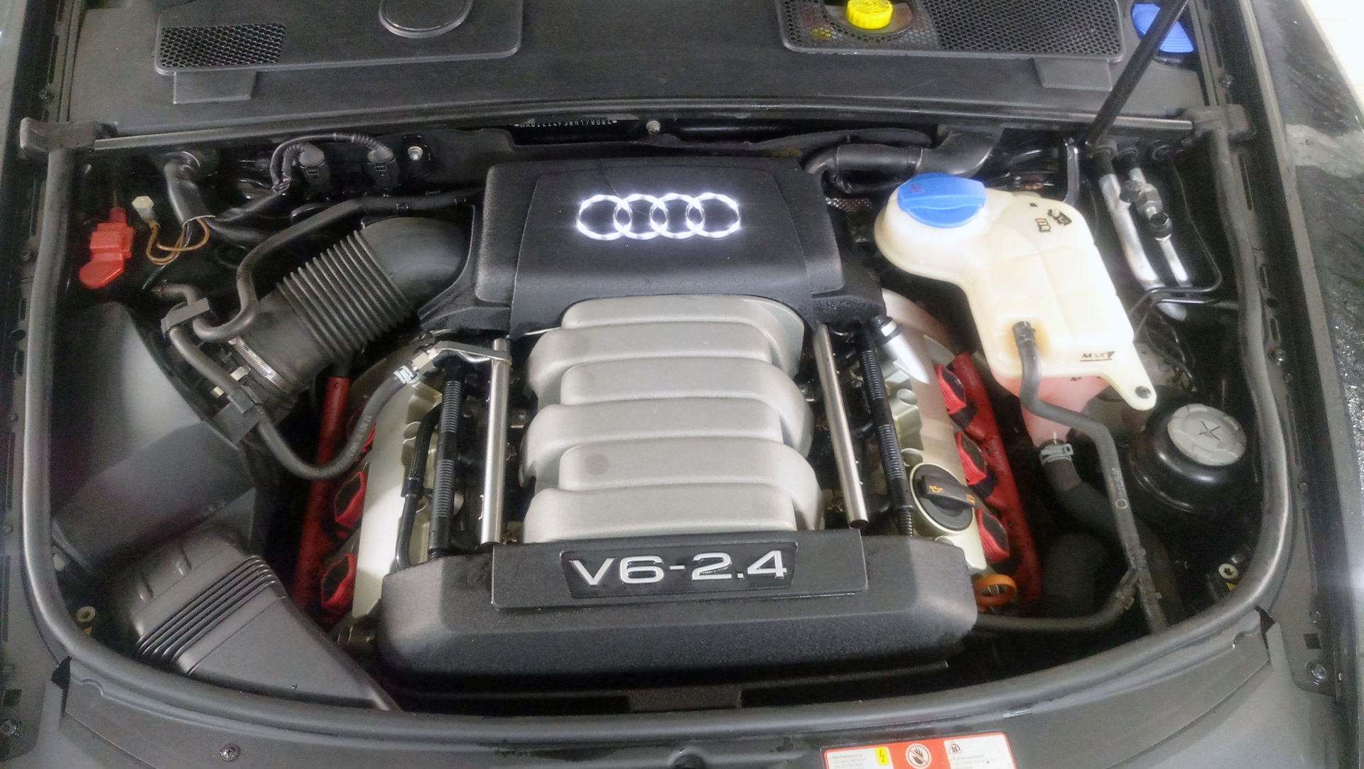 А6 3 а2 4. Audi a6 c6 4.2 мотор. Audi a6 c5 2.4 ГБО. Подкапотка Ауди а6с6 3.2. Ауди а6с6 моторный отсек.