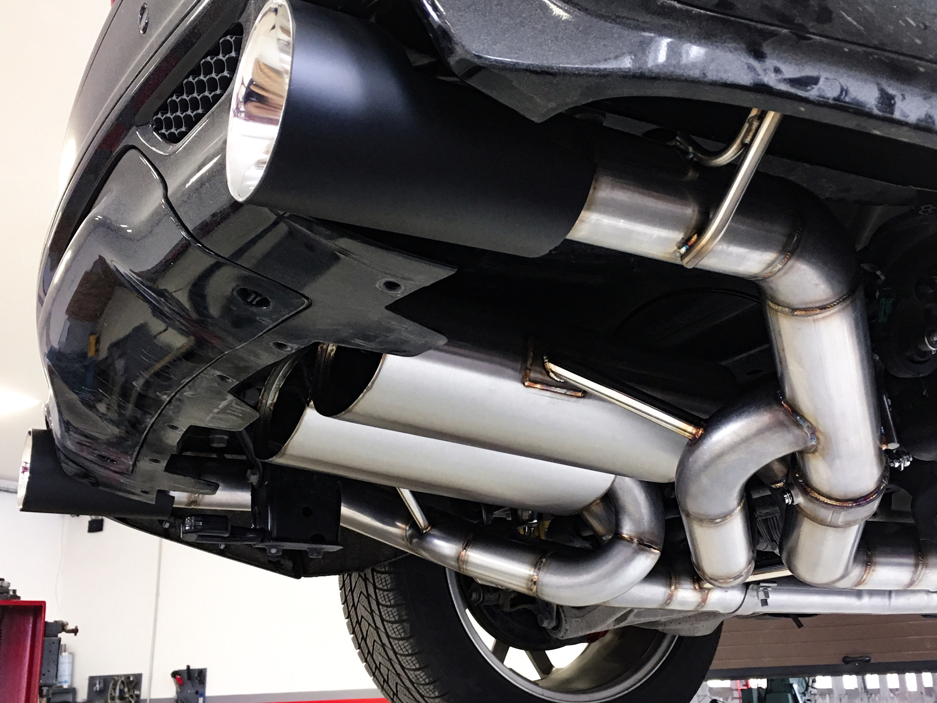 Выхлоп. Выхлоп компрессора. Глушитель на компрессоре кондиционера. Катбэк 76мм y образный. Глушитель для компрессора воздуха.