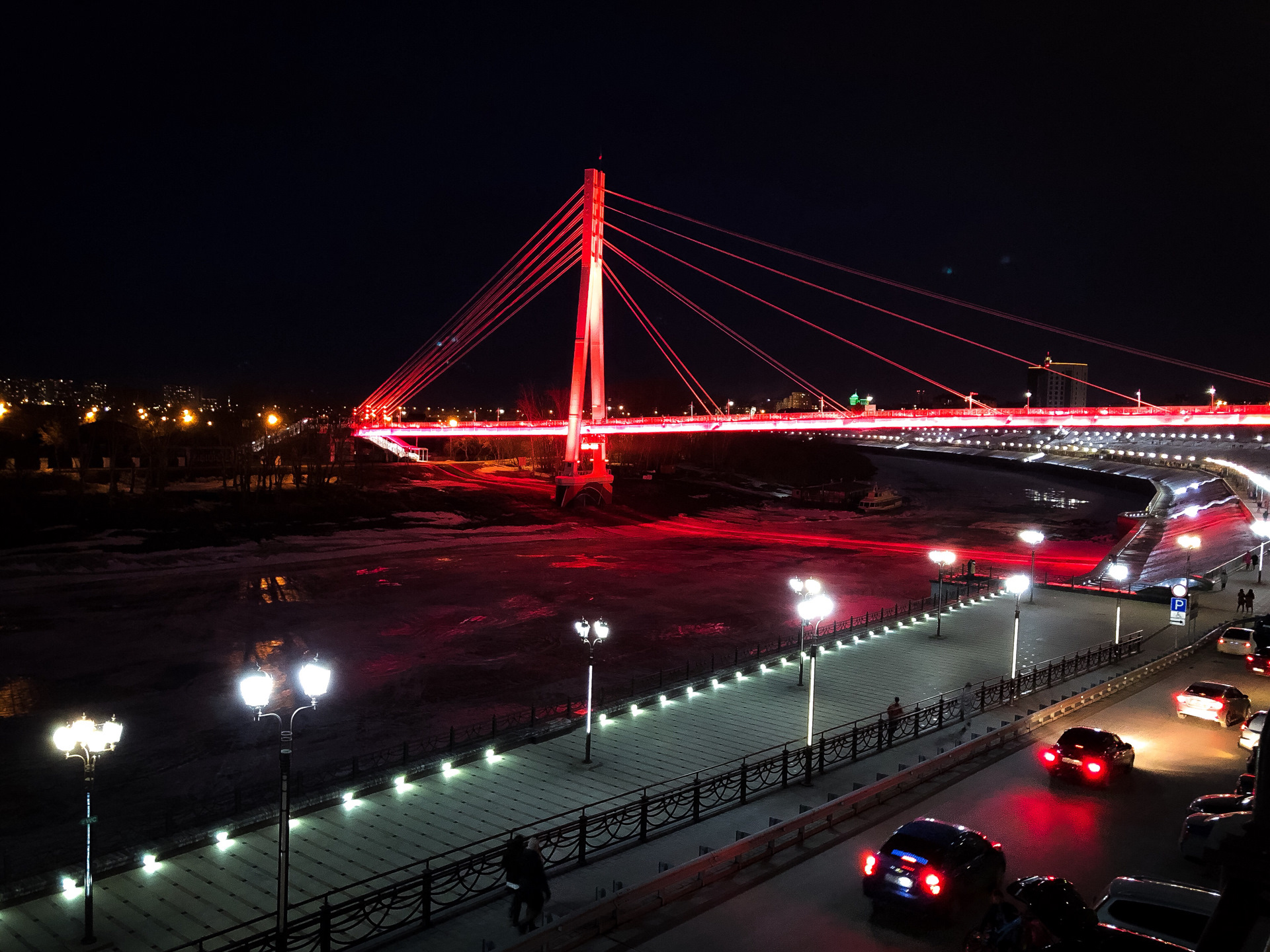 Мост в Тюмени ночью