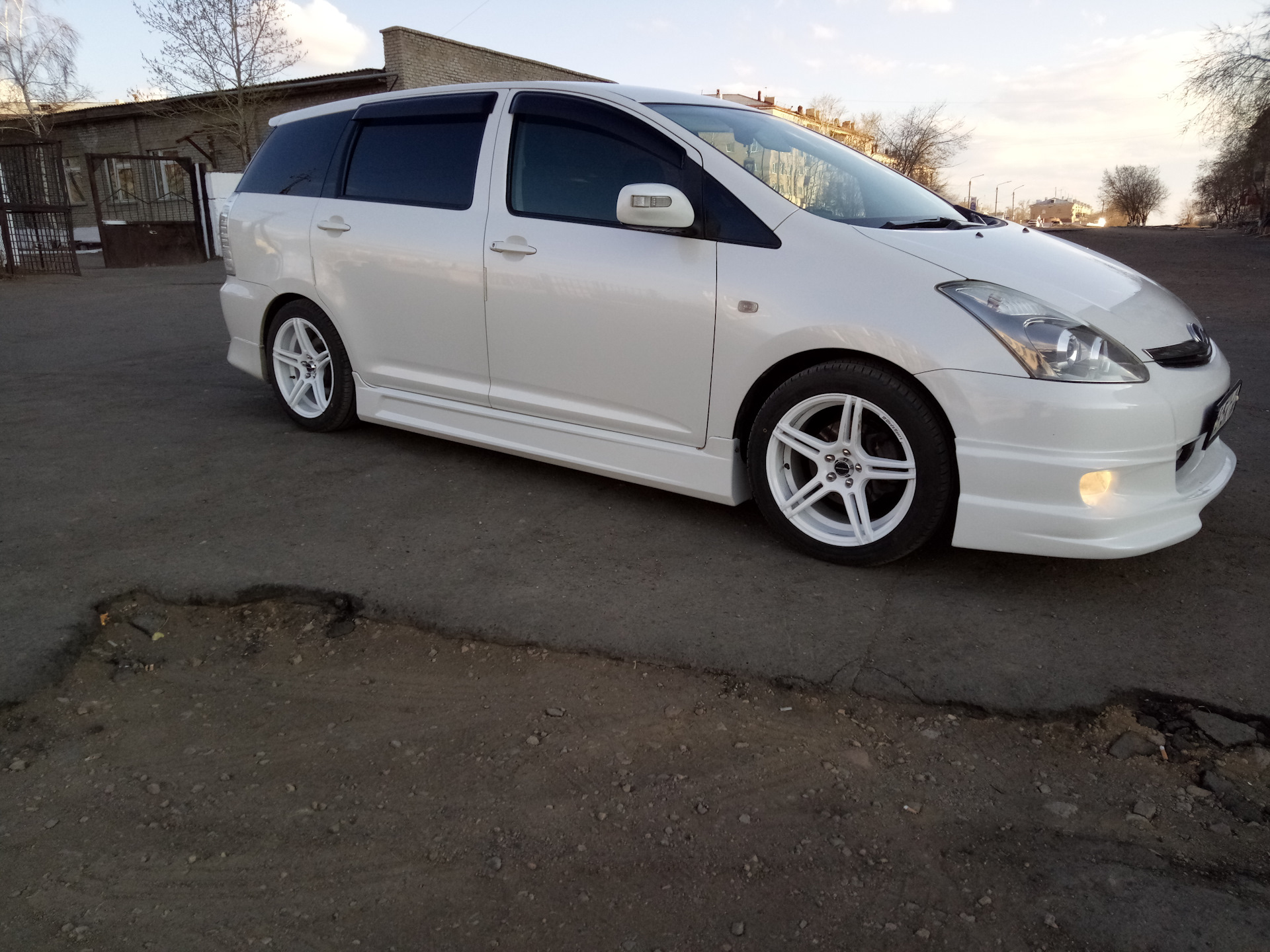 Toyota Wish 2004 Tuning