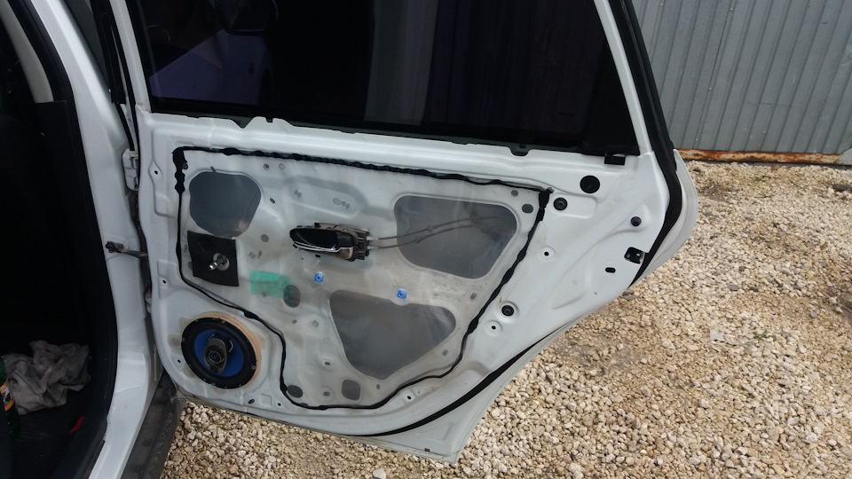 Вибра задних дверей и аура а654 — Nissan Almera V (G11/15), 1,6 л, 2015 ...