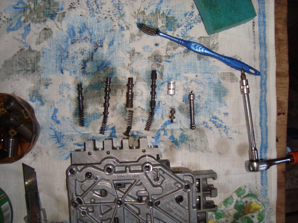 Расположение всех поршеньков в ГП, + алюминиевый что 2й справа на лево, оставляет в этой ал.трубке набой, заедает и срывается с ударом от давления масла ( советую заменить у кого со 2й на 3-ю дёргает, как лопатой по хребту… ) — Volkswagen Bora (1G)