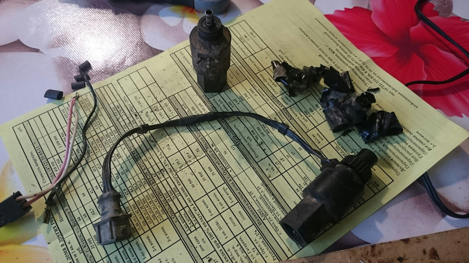 Несправный датчик на досуге разберу, интересно как оно внутри — Lada 21070. Запчасти на фото: 1612040