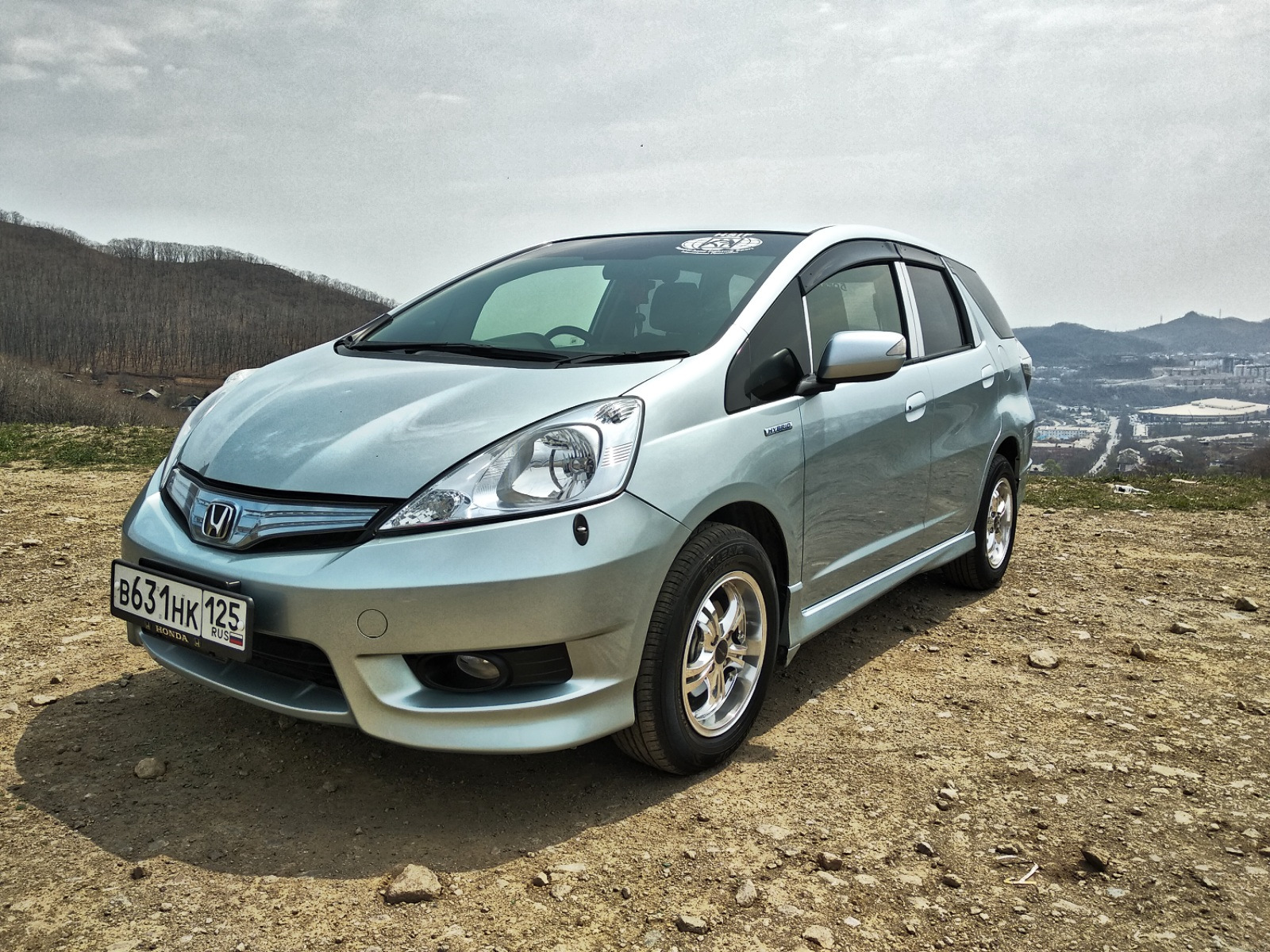 Диски shuttle. Honda Fit Shuttle. Хонда фит 7 местная. Хонда фит шаттл 2012 белый на литье. Honda Fit Shuttle 2013.