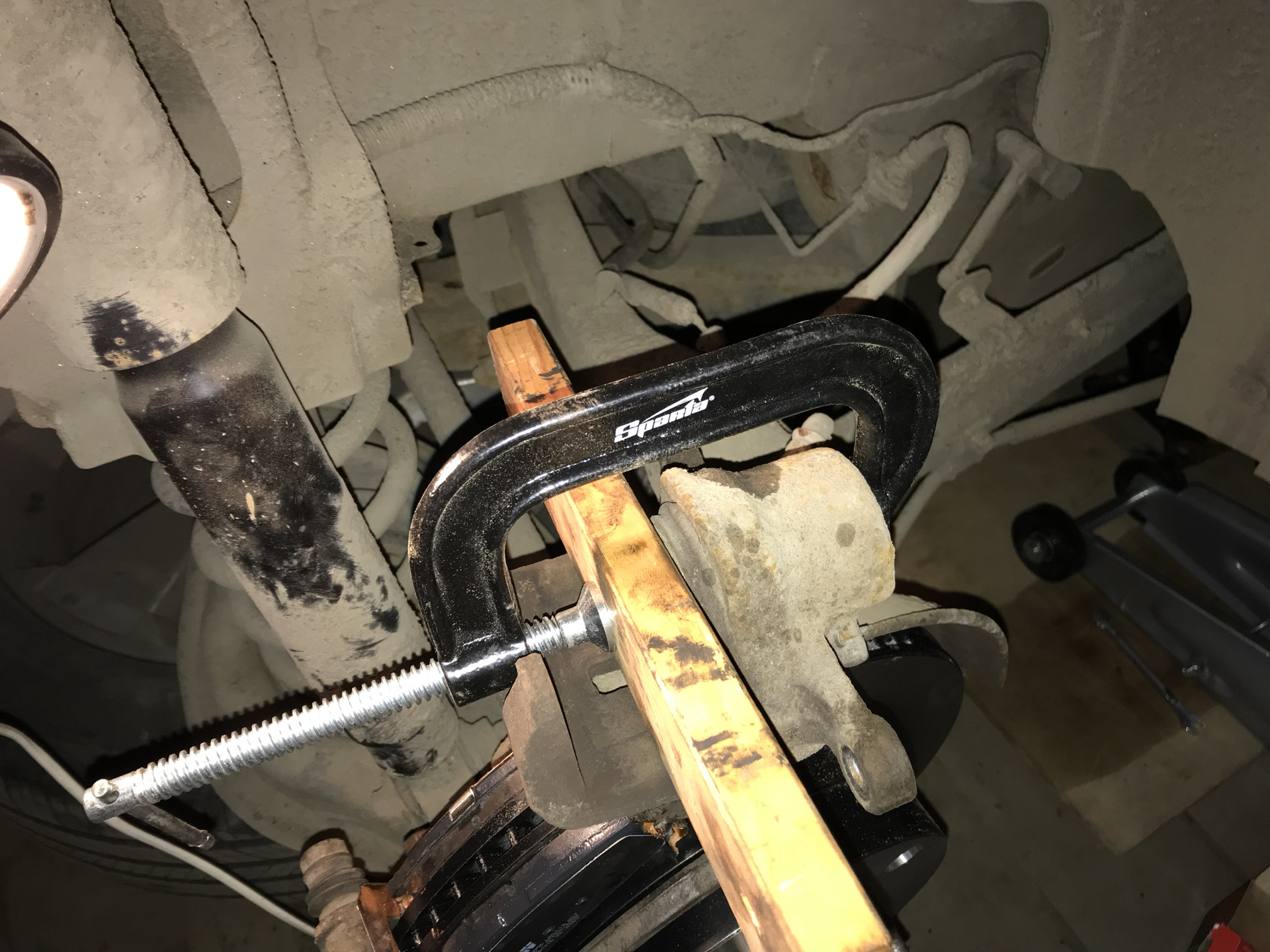 Приспособа для отжима поршня тормозного суппорта — Opel Antara, 3,2 л ...