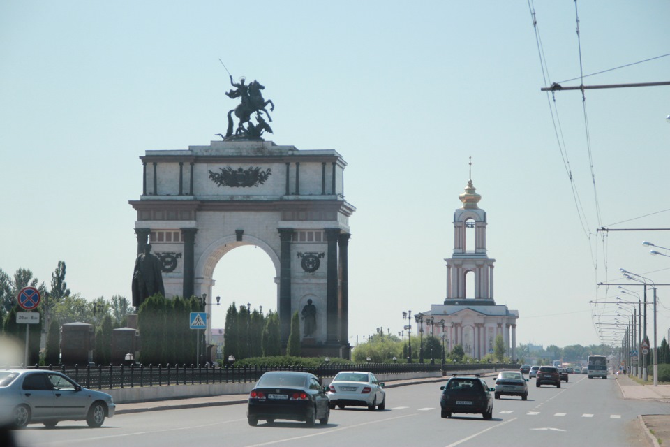 Белгород абхазия на машине. Курск арка Победы. Курская арка на проспекте Победы. Триумфальная арка Курск храм. Арка Победы в Москве.