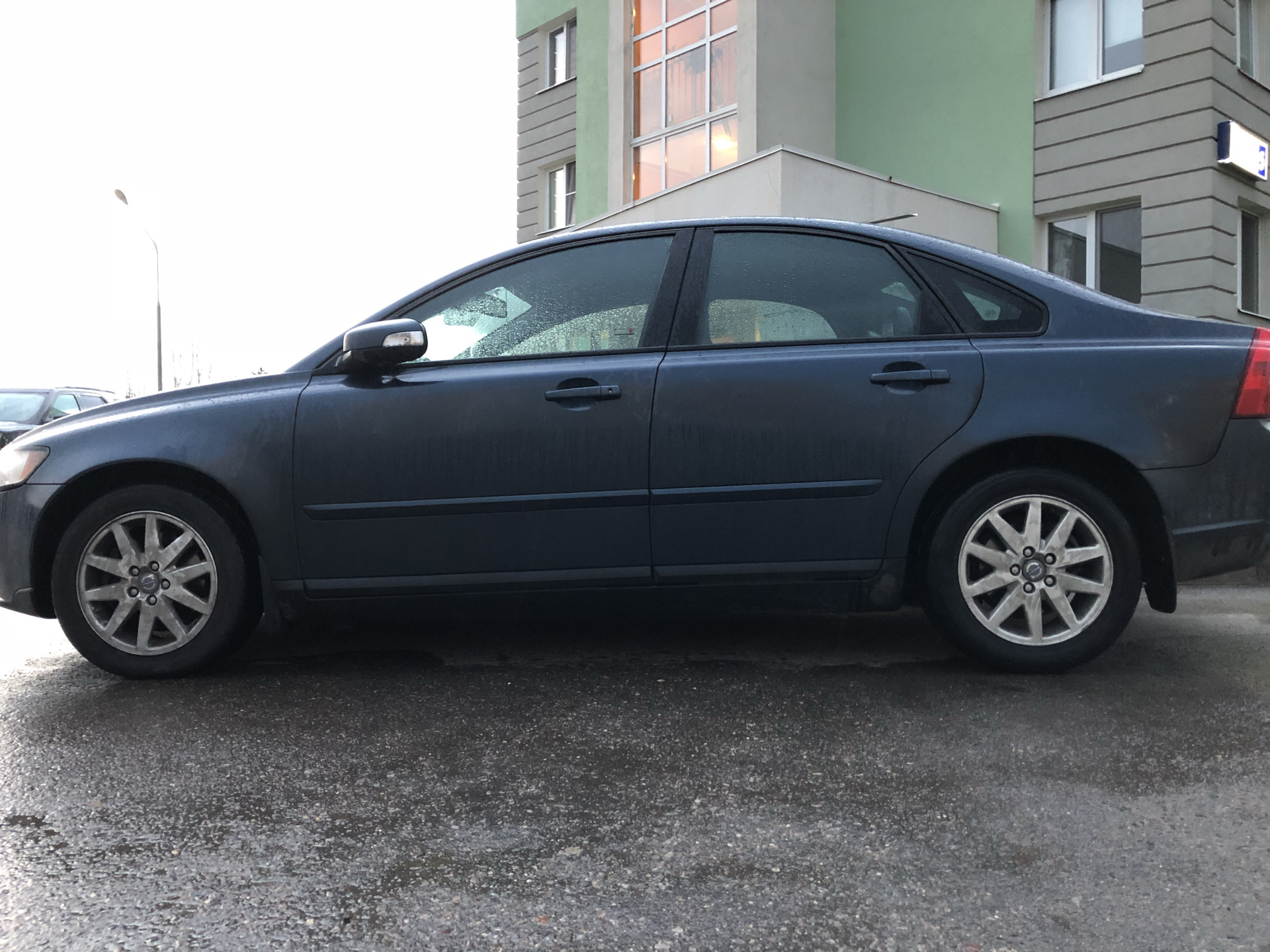 S 40 15. Volvo s40 2008 на проставках. Volvo s40 2008 на колпаках. Проставки Volvo s40. Вольво s40 на проставках.