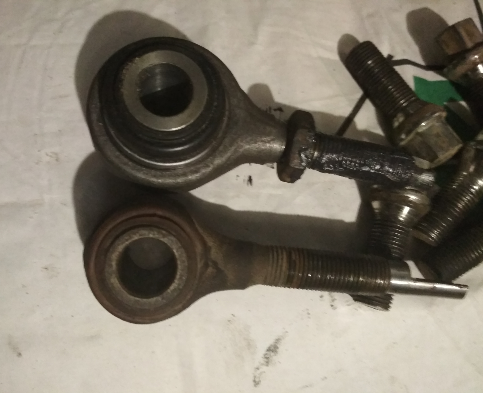 Плавающие тяги. Задние тяги у лексуса рх 300. Развальные тяги ml 320. Задние плавающие сайлентблоки тойота калдина 4вд. Задний поперечный рычаг jzx100.