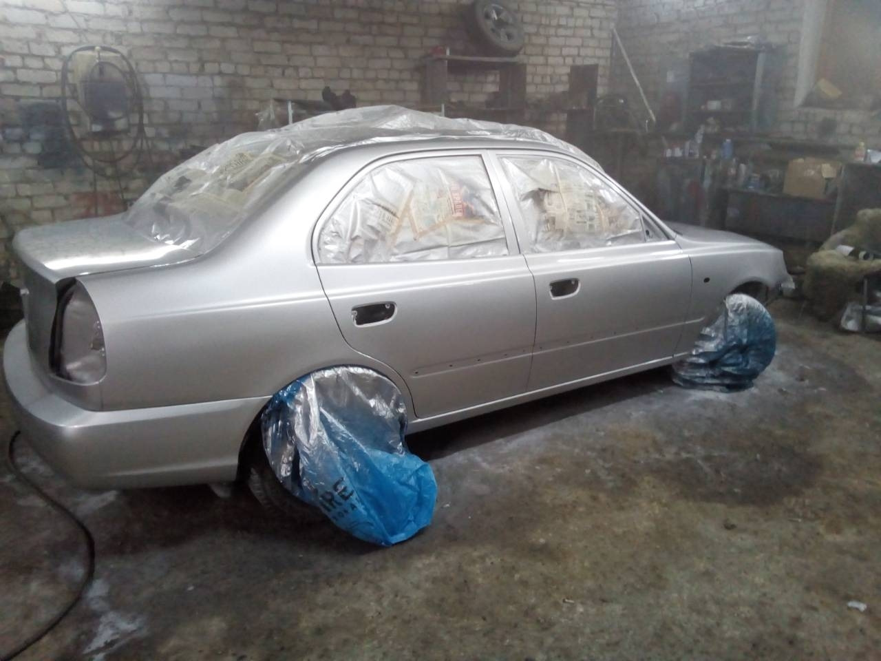 Красил 1. Hyundai Accent, 2000 покраска. Хёндай акцент перекрас. Перекраска акцента. Покраска автомобиля акцент.