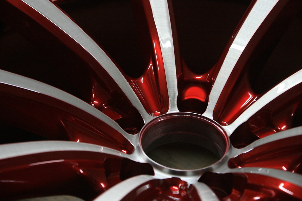 Колорика покраска дисков. Диски Лексани 22. Колпак колеса Lexani Luxury. Красивые колеса на красный Iveco страниц. Диски Лексани фото.