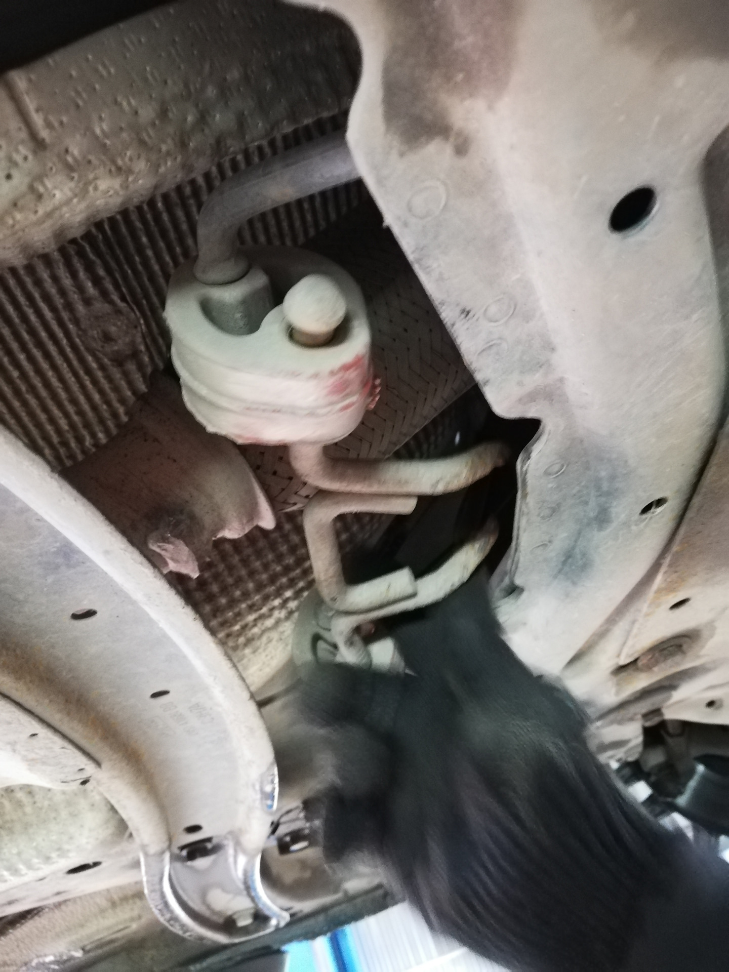 Хруст при трогании с места форд фокус 2. Передняя подвеска форд фокус 2. Форд фокус 2 рестайлинг задние стойки амортизатора. Форд фокус 2 переднее правое колесо завалилось. Подтяжка рейки форд фокус 1.