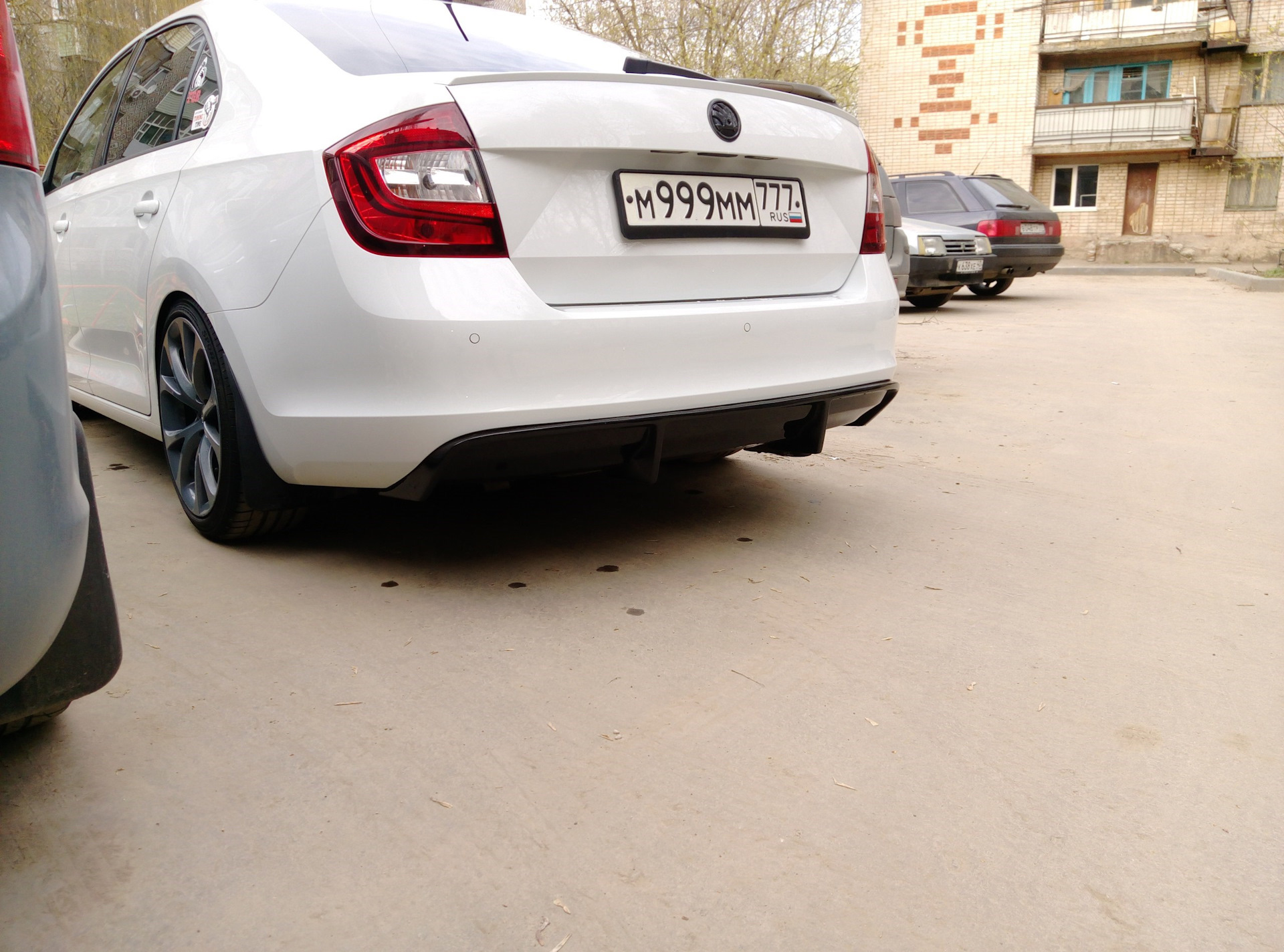 Диффузор шкода рапид. Диффузор шкода рапид. Диффузор skoda rapid 2020. Задний диффузор шкода рапид. Диффузор заднего бампера рапид.