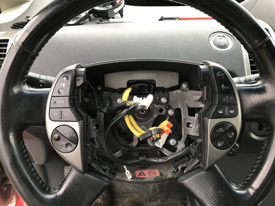 Замена подрулевого шлейфа (улитки) — Toyota Prius (20), 1,5 л, 2008 ...