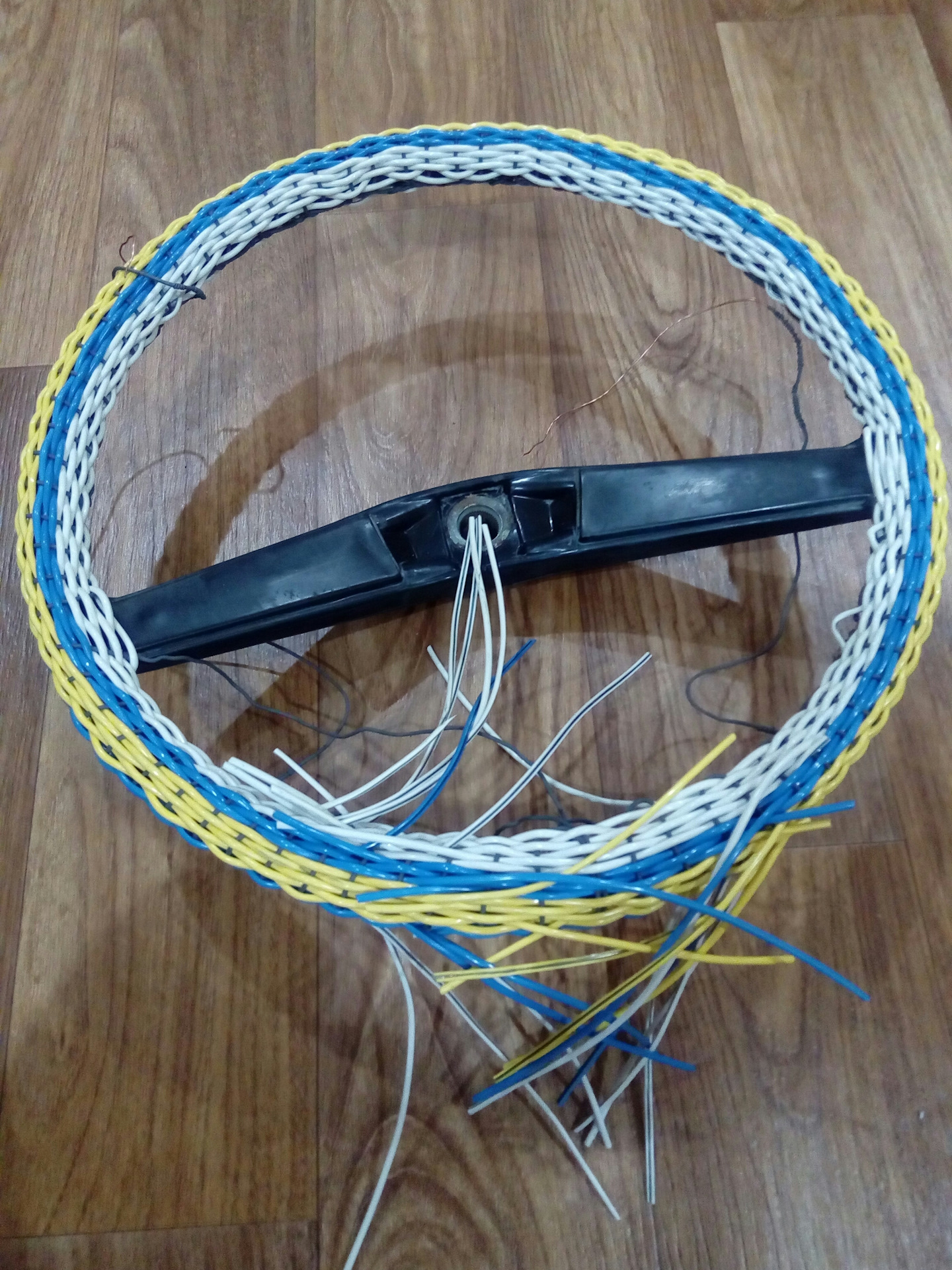 Оплетка на руль москвич 412. Руль своими руками для детей в детском саду. Руль laguna 1 олетка. Оплетка на руль газ 53. Как сделать оплетку своими руками.