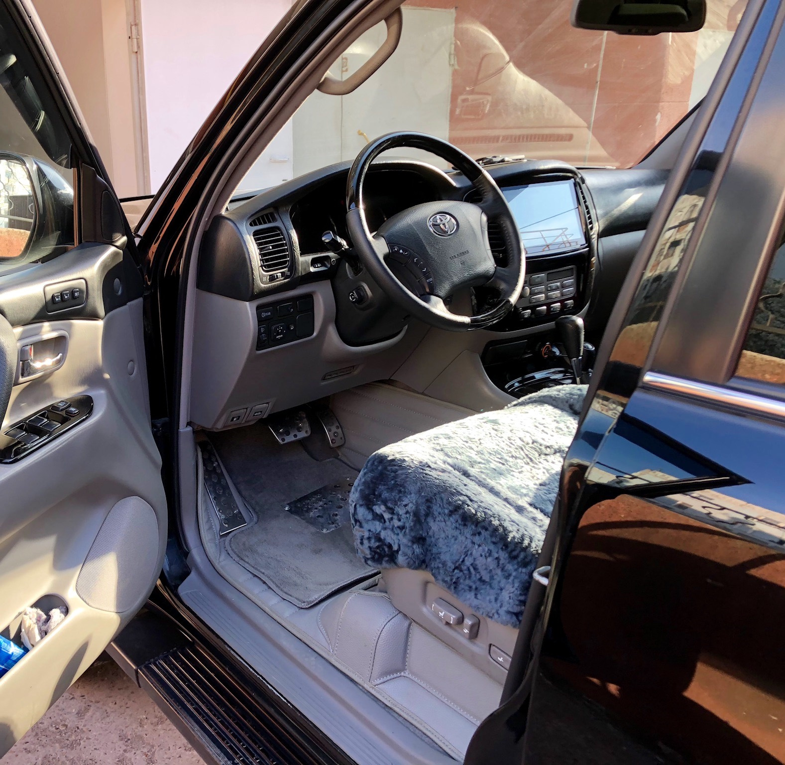 Тойота ленд крузер 100 салон. Ленд Крузер 100 салон. Land Cruiser 100 Interior. Toyota Land Cruiser 100 интерьер. Toyota Land Cruiser 100 салон.