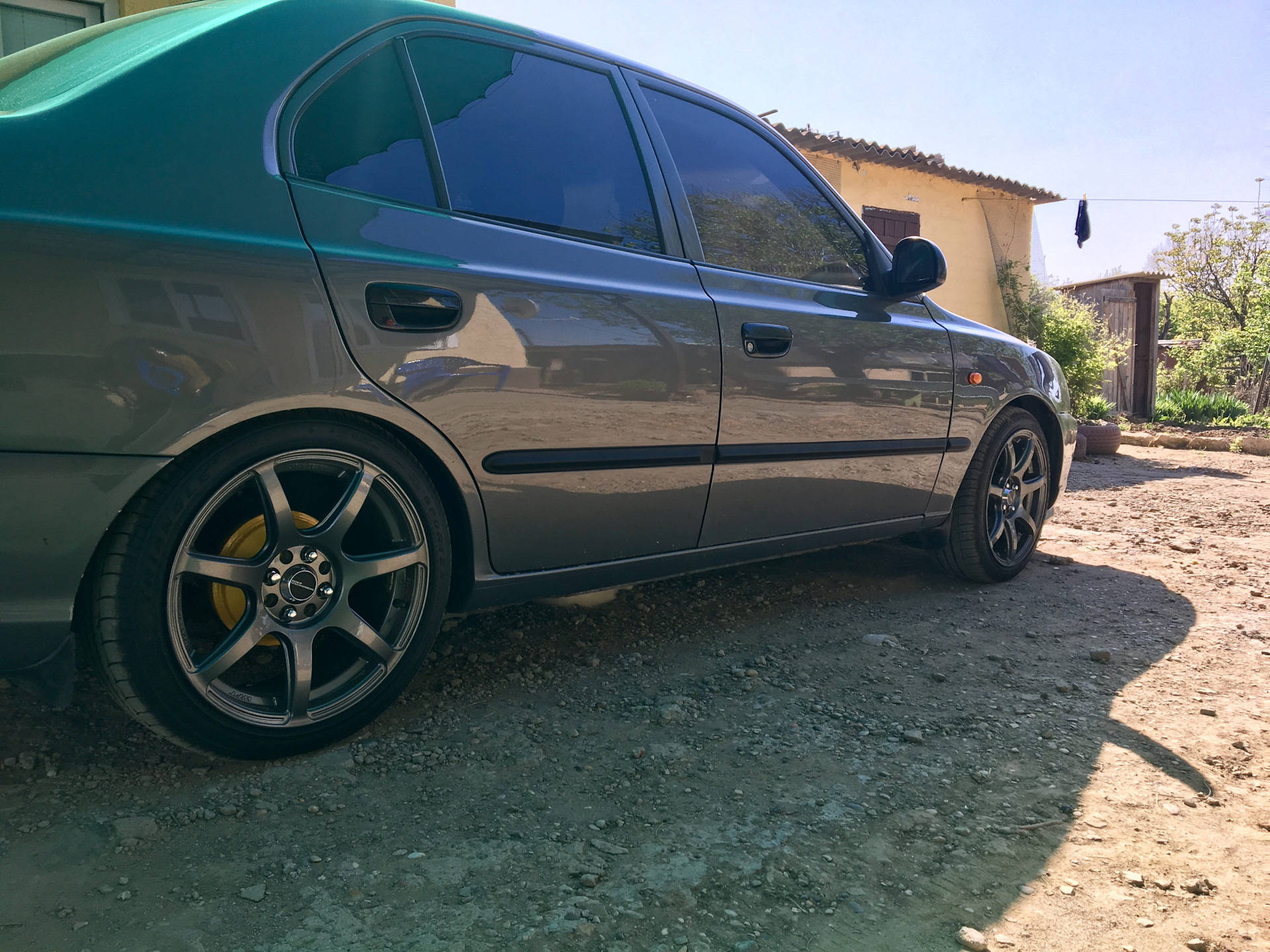 дефлекторы хендай акцент. Hyundai accent молдинги. молдинги hyundai accent 2. покраска хендай акцент. молдинг крыла акцент тагаз.