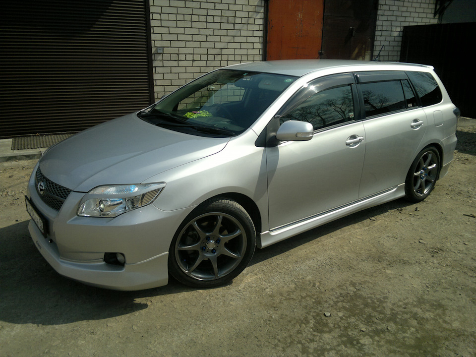 Toyota Corolla Fielder серый