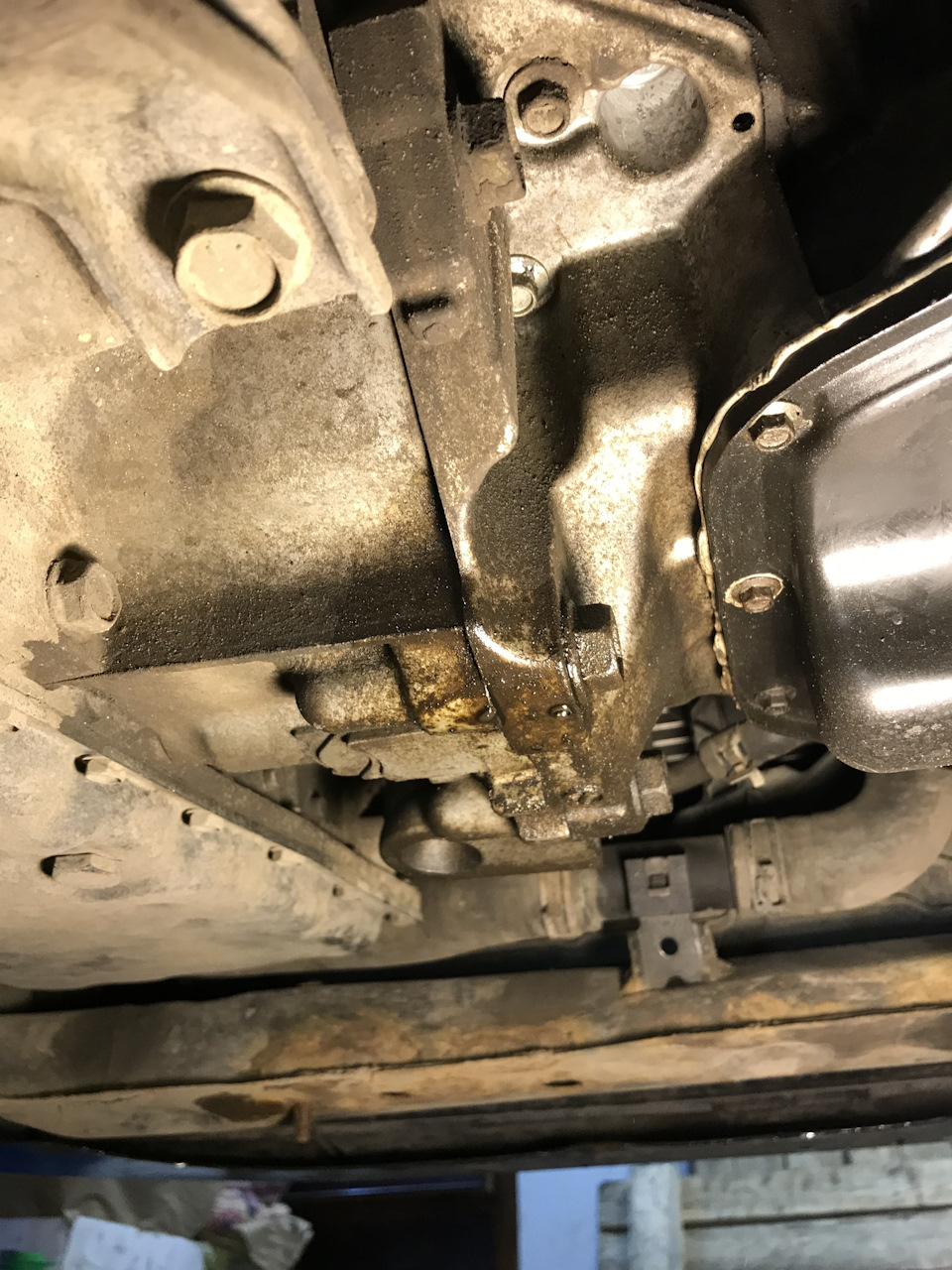 А вот здесь обнаружил сопливость масла. подскажите, откуда это, и как бороться? — Nissan Qashqai (1G)