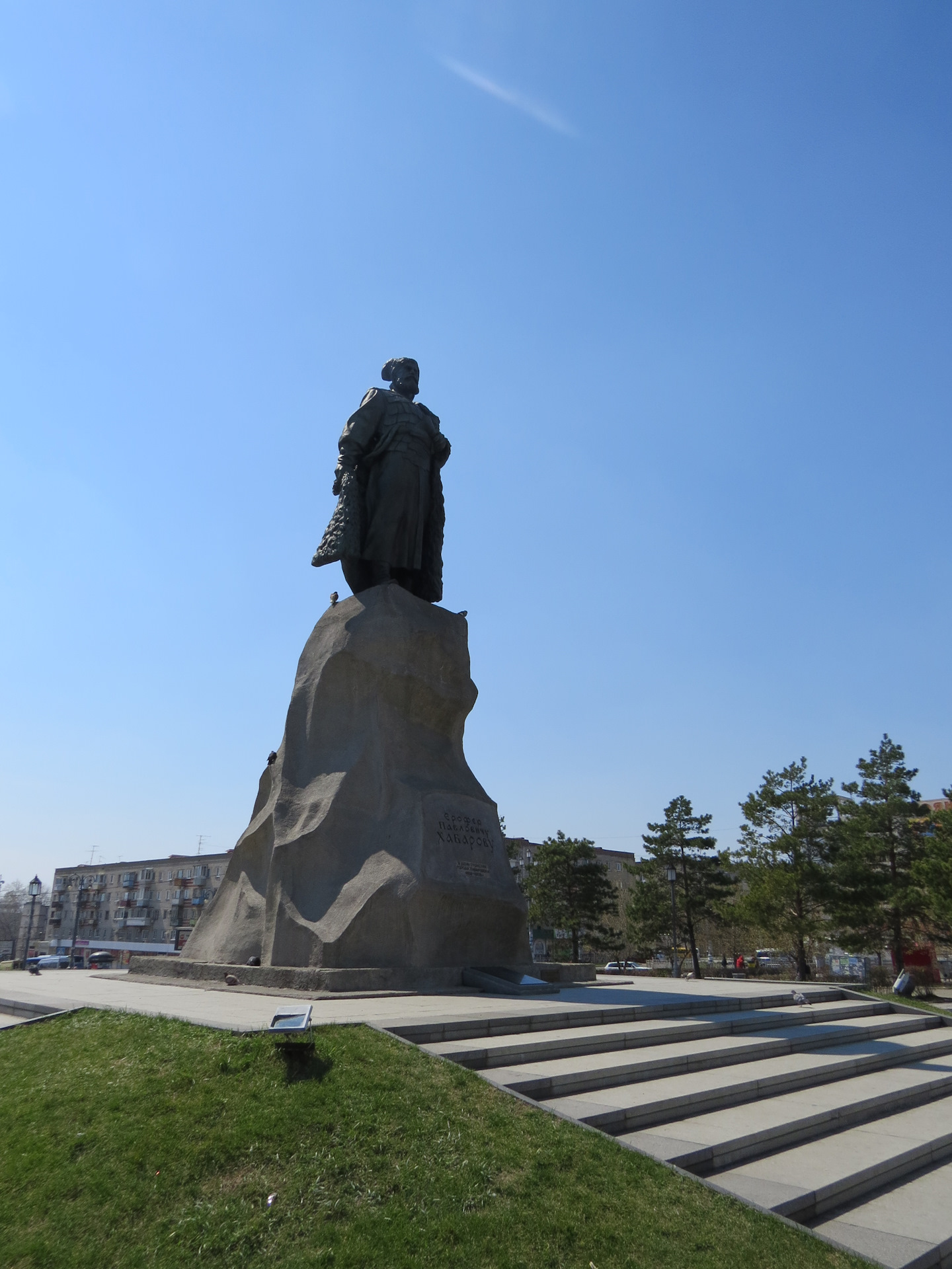 памятник хабарову в хабаровске на вокзале