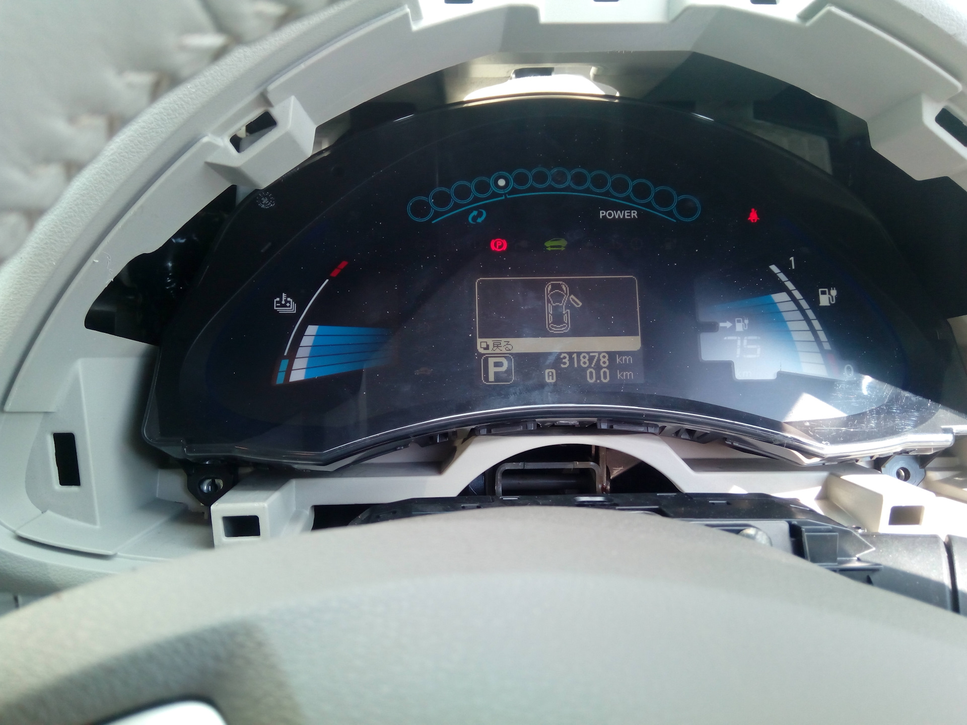 Nissan leaf 2016 салон. Nissan leaf сиденье. Часы ниссан лиф. Проектор на лобовое стекло электромобиля ниссан лиф. Ниссан лиф электромобиль 2011 года.