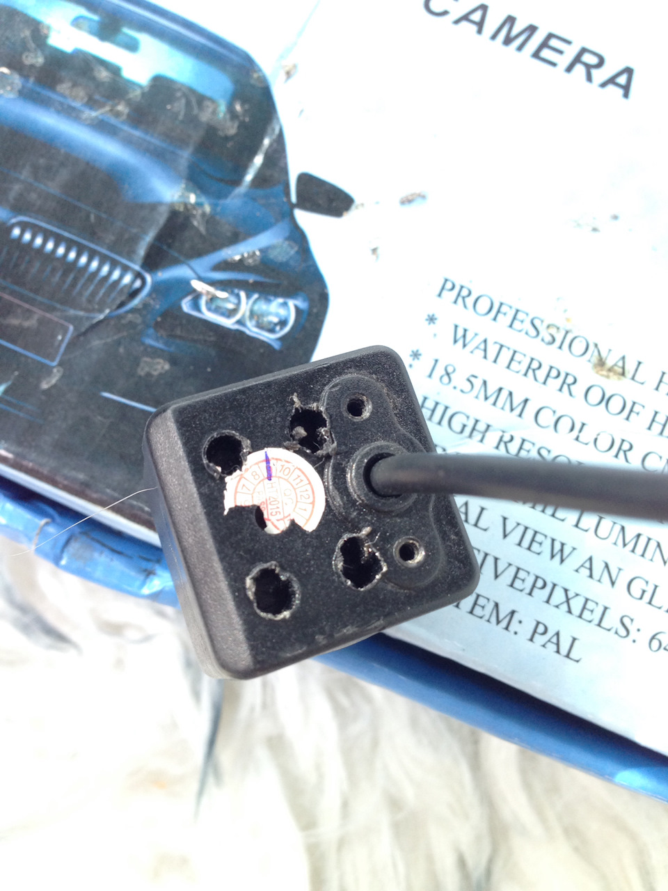 Для крепления камеры к решетке-гриль, в задней стенке нужно проделать четыре отверстия. Именно через них пройдут пластиковые хомуты. — Chevrolet TrailBlazer (2G)