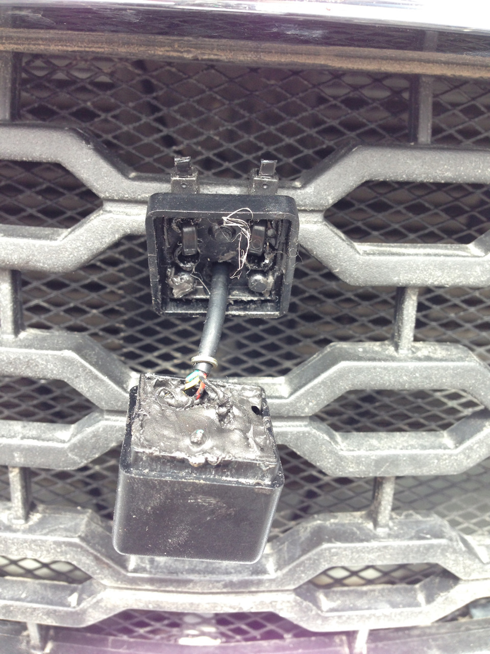 Крепим хомутами крышку к решетке. Заливаем все отверстия и щели в крышке герметиком, садим крышку на защелки. Протягиваем провод от камеры до замка капота. — Chevrolet TrailBlazer (2G)