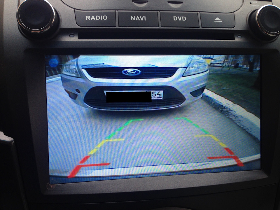 А так выглядит с салона. Парковочные линии помогают держать расстояние до объекта. Красная линия – 5 см. до рамки госзнака, желтая – 20 см., начало зеленой — 50 см. — Chevrolet TrailBlazer (2G)