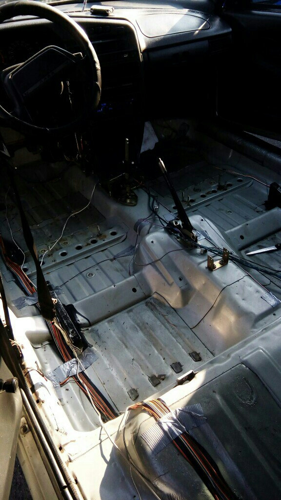 Вода в салоне. Вода в салоне как высушить. Течёт вода на пассажирский коврик хендай акцент. Грязный салон автомобиля. Вода в салоне автомобиля rav 4.