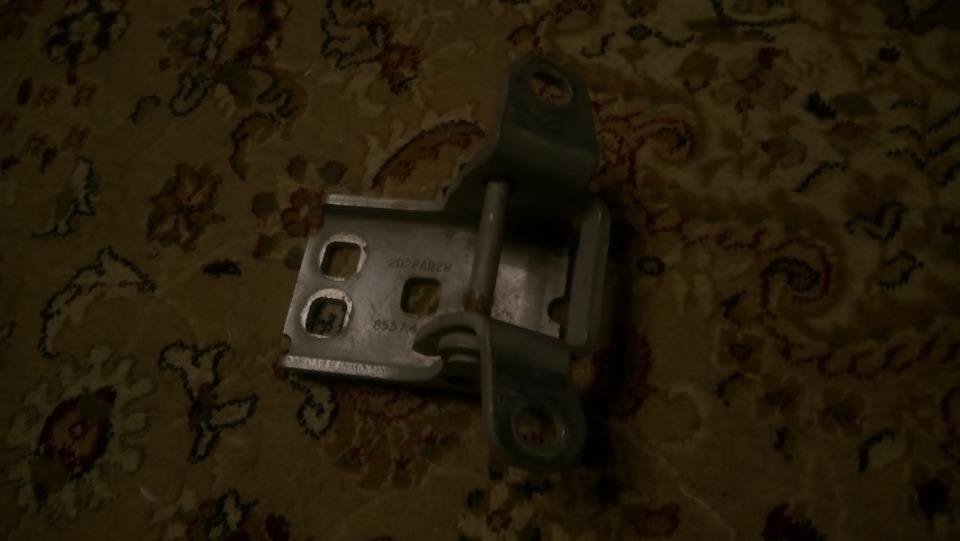 петля для водительской двери. Б/у | 500 ₽ в городе Минск | DRIVE2
