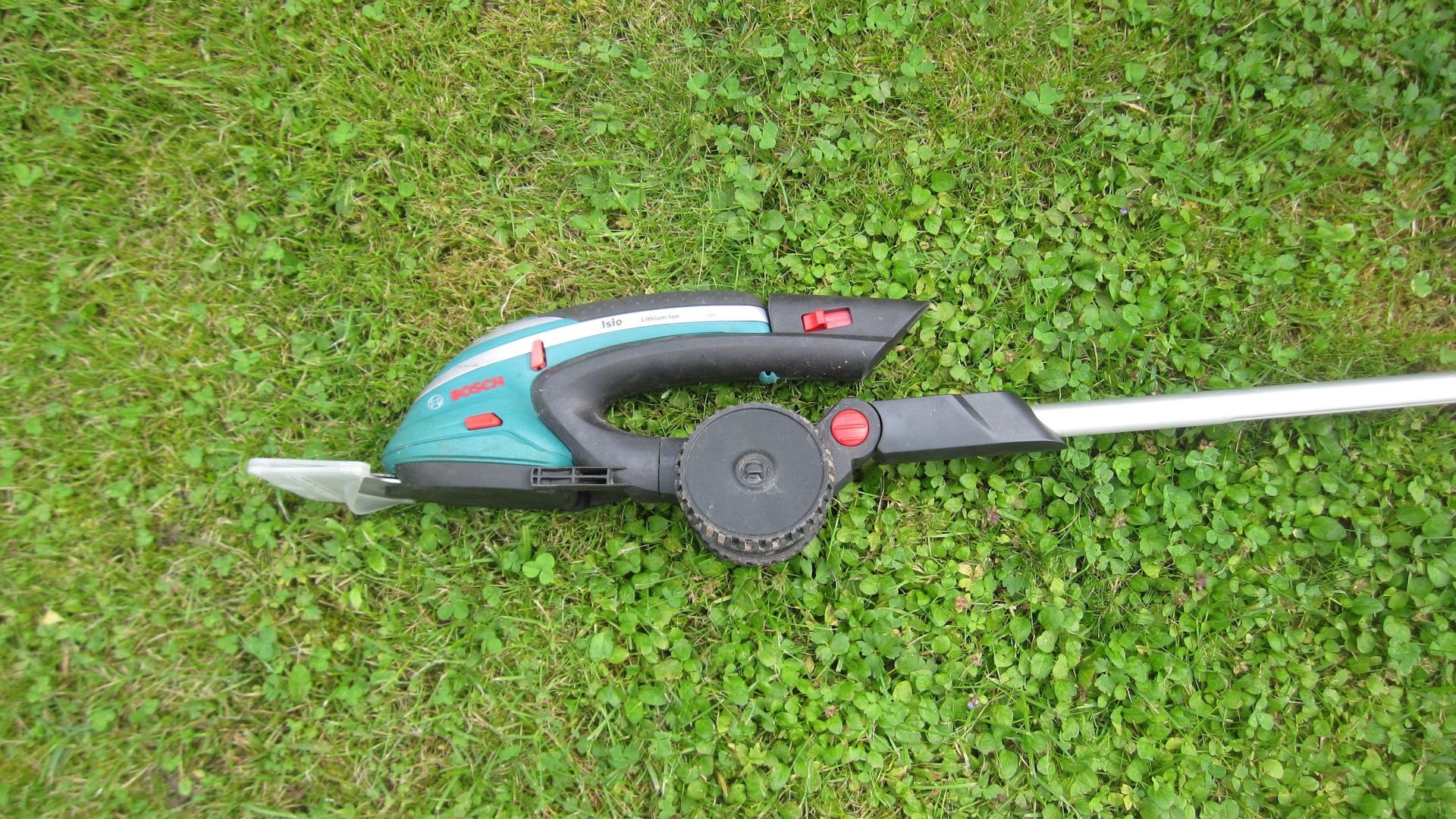 Инструмент для стрижки травы вокруг дерева и кустов