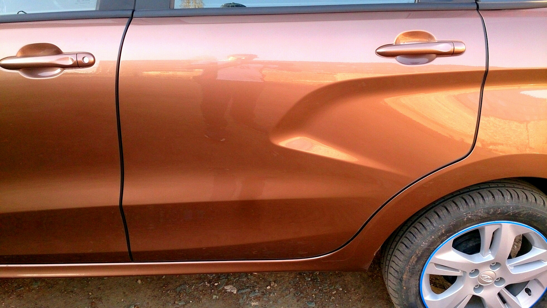 сколы на кузове черного хендай солярис 2012. лада веста коррозия. повреждение лакокрасочного покрытия автомобиля. лкп двери. лада веста ржавчина на кузове.