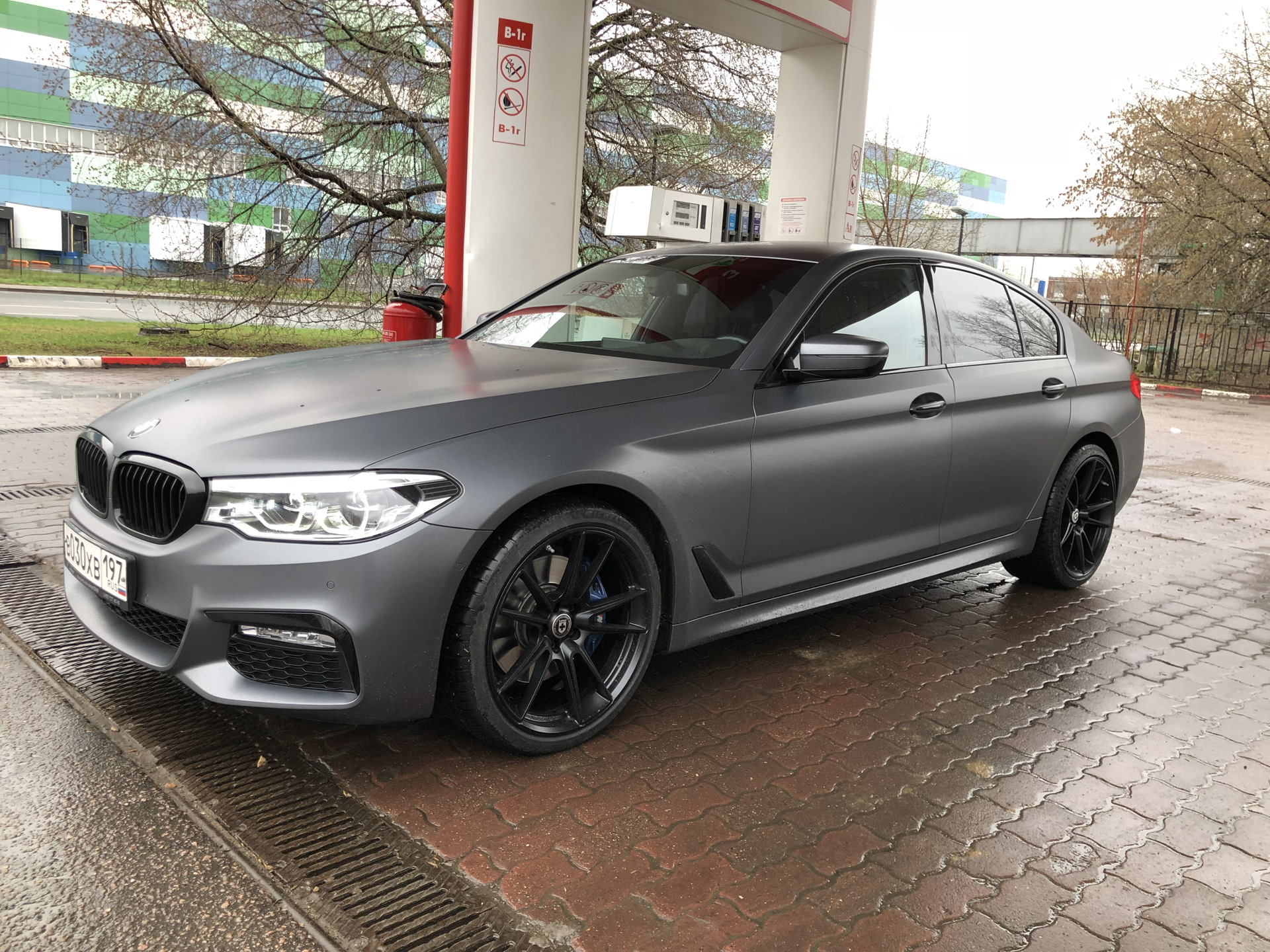 Графит 5g. BMW g30 матовый серый. BMW 5 g30 матовая. БМВ м5 серый мат. BMW 540i g30 Matte Grey.