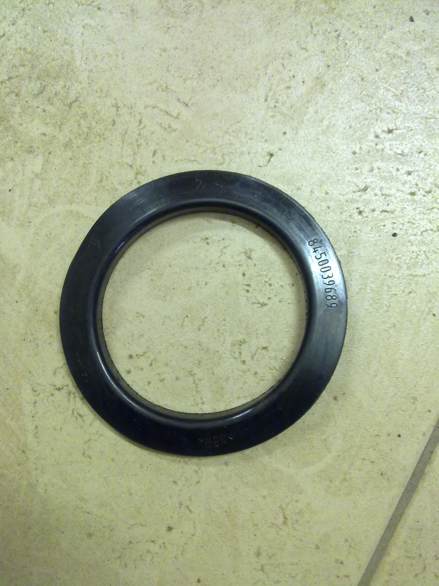 Уплотнительное кольцо крышки маслозаливной горловины м16а. Уплотнительное кольцо масляной крышки opel astra h. Уплотнительное кольцо горловины бензобака веста. Уплотнительное кольцо заливной горловины. Кольцо уплотнительное заливной горловины пежо 408.